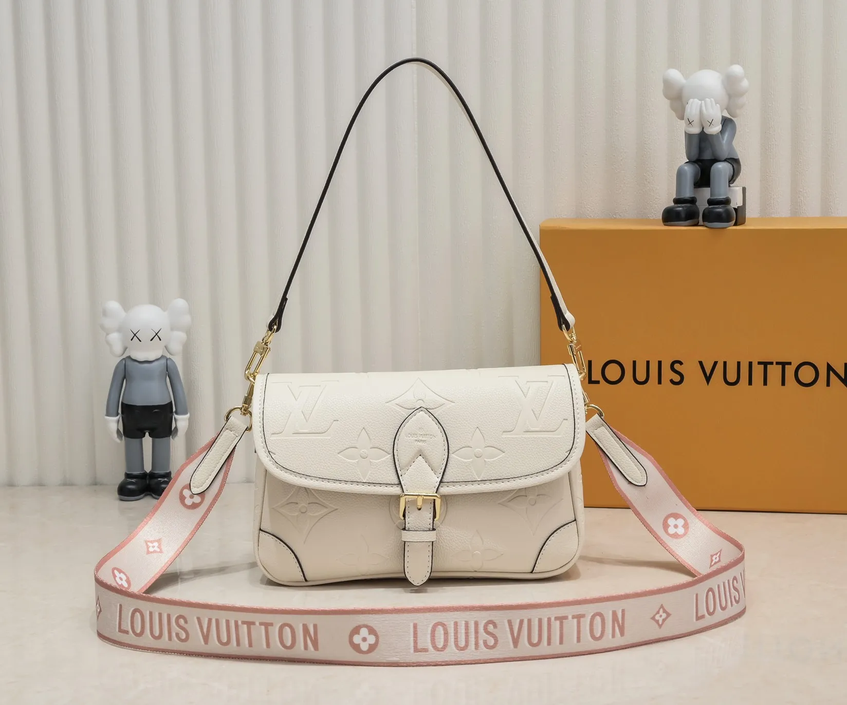 ¥260💰 Exclusive real shot-upgraded version ‼ ️ M46386 black M46388 white M45985 full leather baguette series new Diane handbag Diane satchel is made of Monogram Empreinte, made of the brand's iconic embossed leather. This versatile bag comes with a removable leather shoulder strap that can be worn over the shoulder or by hand, as well as a roomy removable jacquard crossbody bag with 'Louis Vuitton' printed strap. This versatile bag can be styled in chic or sporty fashion to match the overall style or mood. Dimensions: 25.0×9.0×15.0 cm.