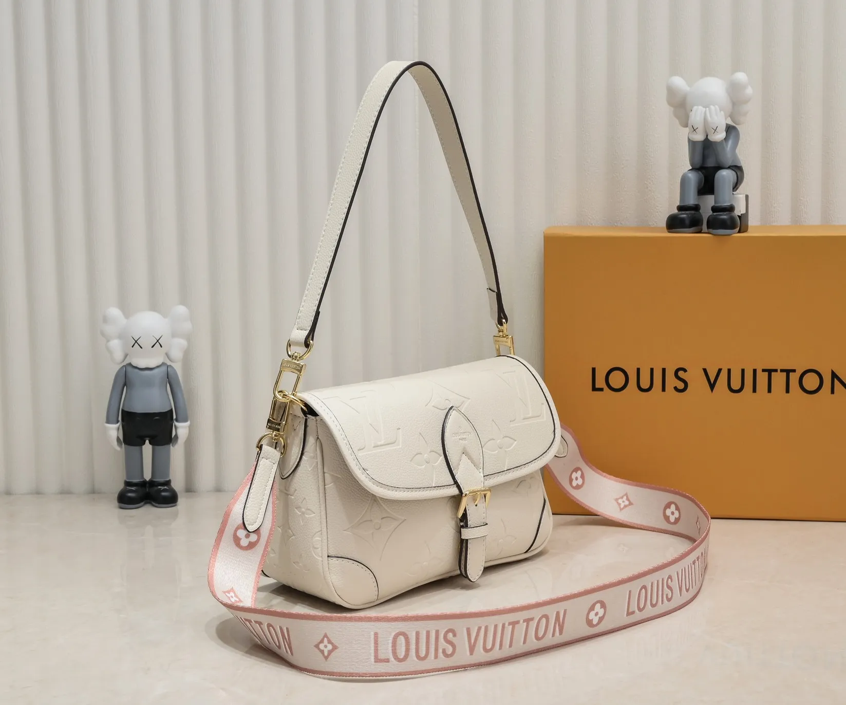 ¥260💰 Exclusive real shot-upgraded version ‼ ️ M46386 black M46388 white M45985 full leather baguette series new Diane handbag Diane satchel is made of Monogram Empreinte, made of the brand's iconic embossed leather. This versatile bag comes with a removable leather shoulder strap that can be worn over the shoulder or by hand, as well as a roomy removable jacquard crossbody bag with 'Louis Vuitton' printed strap. This versatile bag can be styled in chic or sporty fashion to match the overall style or mood. Dimensions: 25.0×9.0×15.0 cm.