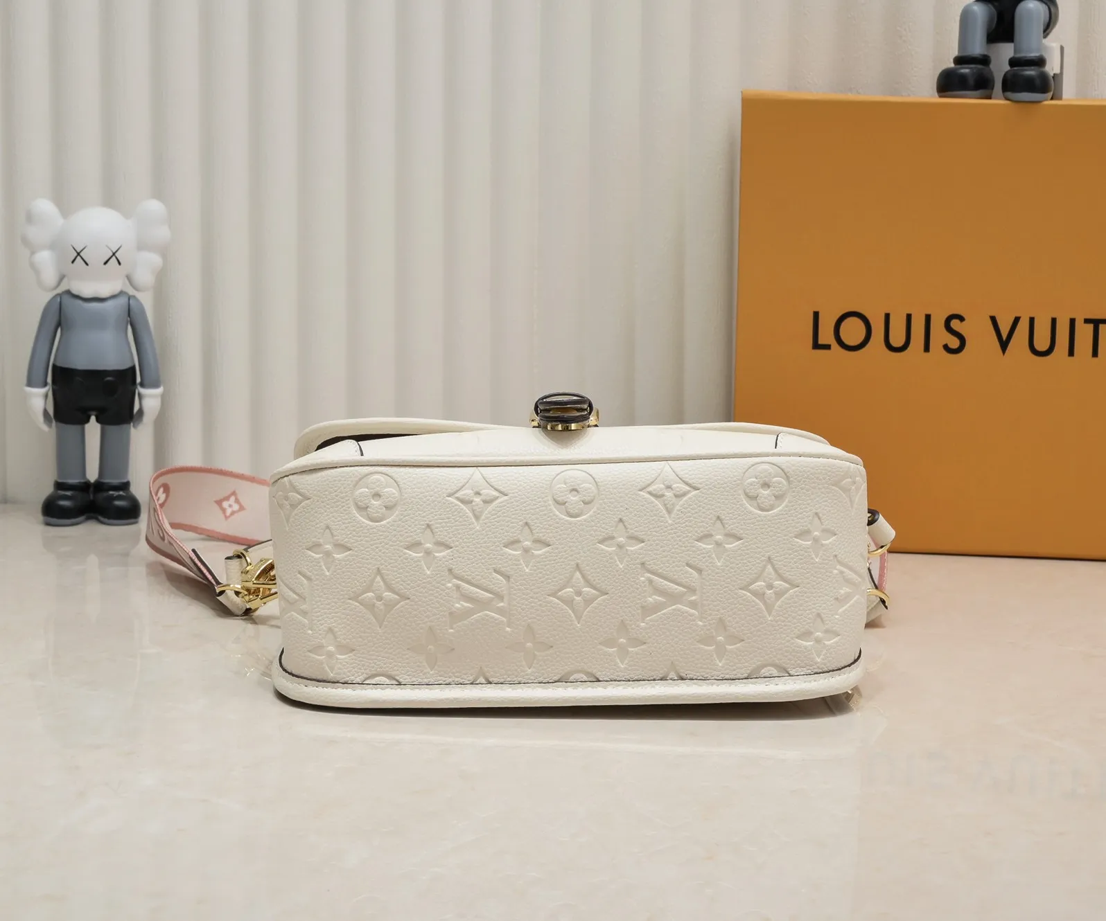 ¥260💰 Exclusive real shot-upgraded version ‼ ️ M46386 black M46388 white M45985 full leather baguette series new Diane handbag Diane satchel is made of Monogram Empreinte, made of the brand's iconic embossed leather. This versatile bag comes with a removable leather shoulder strap that can be worn over the shoulder or by hand, as well as a roomy removable jacquard crossbody bag with 'Louis Vuitton' printed strap. This versatile bag can be styled in chic or sporty fashion to match the overall style or mood. Dimensions: 25.0×9.0×15.0 cm.