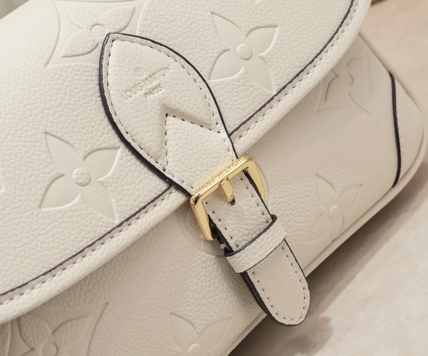 ¥260💰 Exclusive real shot-upgraded version ‼ ️ M46386 black M46388 white M45985 full leather baguette series new Diane handbag Diane satchel is made of Monogram Empreinte, made of the brand's iconic embossed leather. This versatile bag comes with a removable leather shoulder strap that can be worn over the shoulder or by hand, as well as a roomy removable jacquard crossbody bag with 'Louis Vuitton' printed strap. This versatile bag can be styled in chic or sporty fashion to match the overall style or mood. Dimensions: 25.0×9.0×15.0 cm.