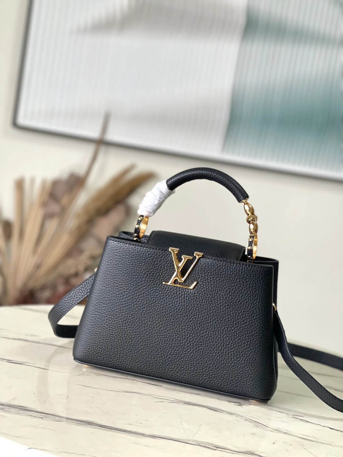 💰2360 (Special Grade Original Leather) M24698 Small Black Size This Capucines BB handbag is made of Taurillon cow leather decorated with shiny metal parts, and the LV letters are written with 3D strokes. Metal Monogram flowers bloom quietly on the rolled leather handle, subtly proving the brand's exquisite craftsmanship. The detachable and adjustable leather shoulder strap allows for comfortable shoulder carrying. Dimensions: 26.5 × 17.5 × 9 cm