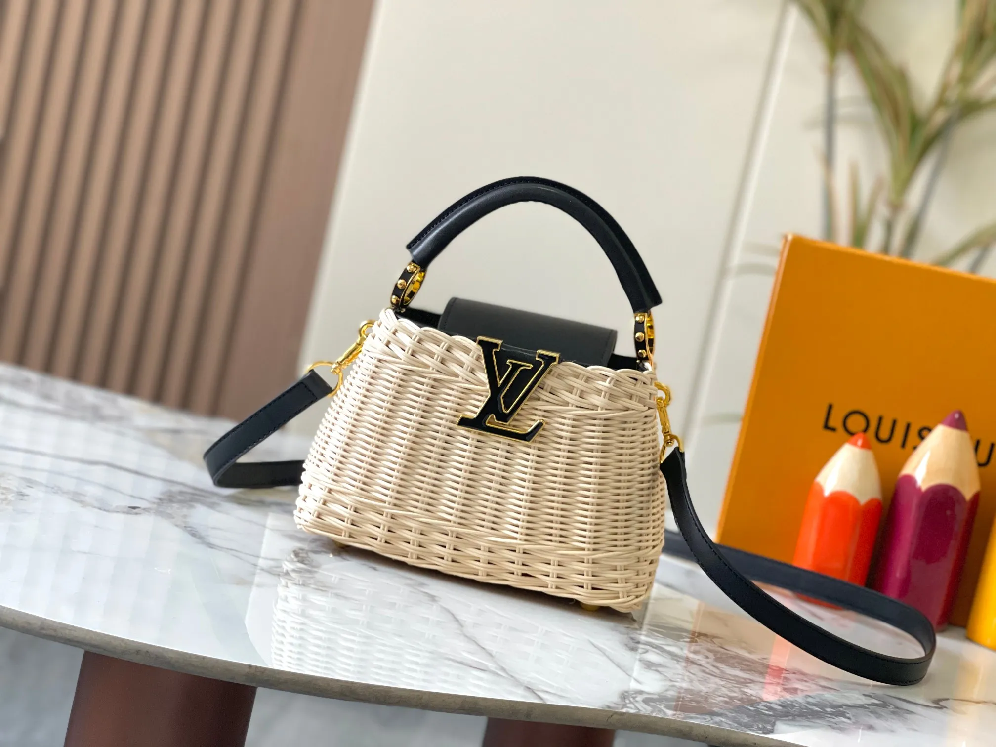 Upgraded version P660 M14365 This Capucines mini handbag has a unique rattan weaving structure that pays tribute to the Louis Vuitton picnic box design that came out in 1892. The cow leather shapes the top handle and flap, the LV letters reveal a metallic texture, and the detachable and adjustable leather shoulder strap makes it easy to carry on the shoulder. The gift box packaging provided with this product may be reasonably adjusted depending on the stock situation, and may be different from the packaging style displayed on this product page. Please refer to the actual gift box packaging style received for details. Size:21×14×8cm
