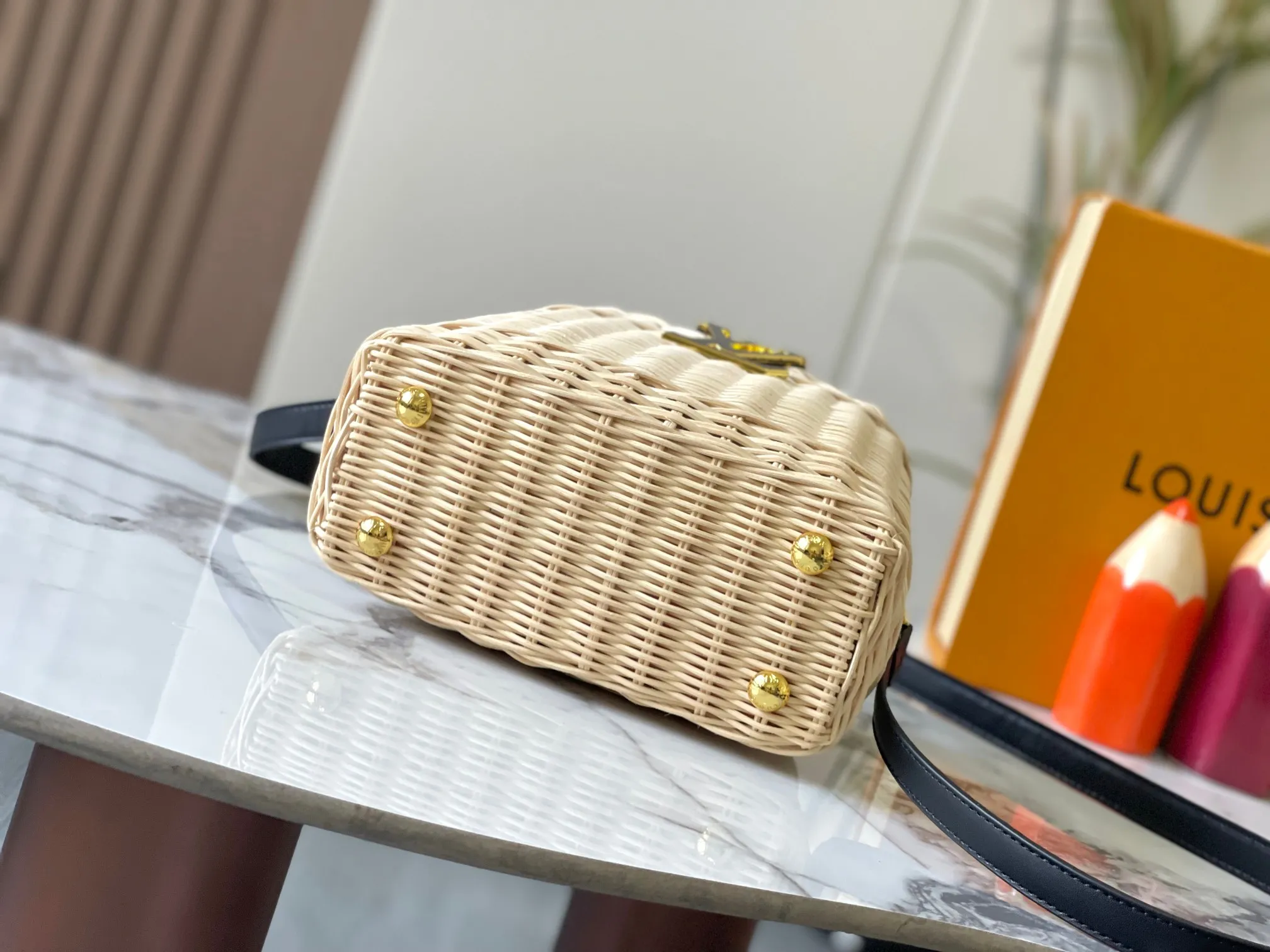 Upgraded version P660 M14365 This Capucines mini handbag has a unique rattan weaving structure that pays tribute to the Louis Vuitton picnic box design that came out in 1892. The cow leather shapes the top handle and flap, the LV letters reveal a metallic texture, and the detachable and adjustable leather shoulder strap makes it easy to carry on the shoulder. The gift box packaging provided with this product may be reasonably adjusted depending on the stock situation, and may be different from the packaging style displayed on this product page. Please refer to the actual gift box packaging style received for details. Size:21×14×8cm