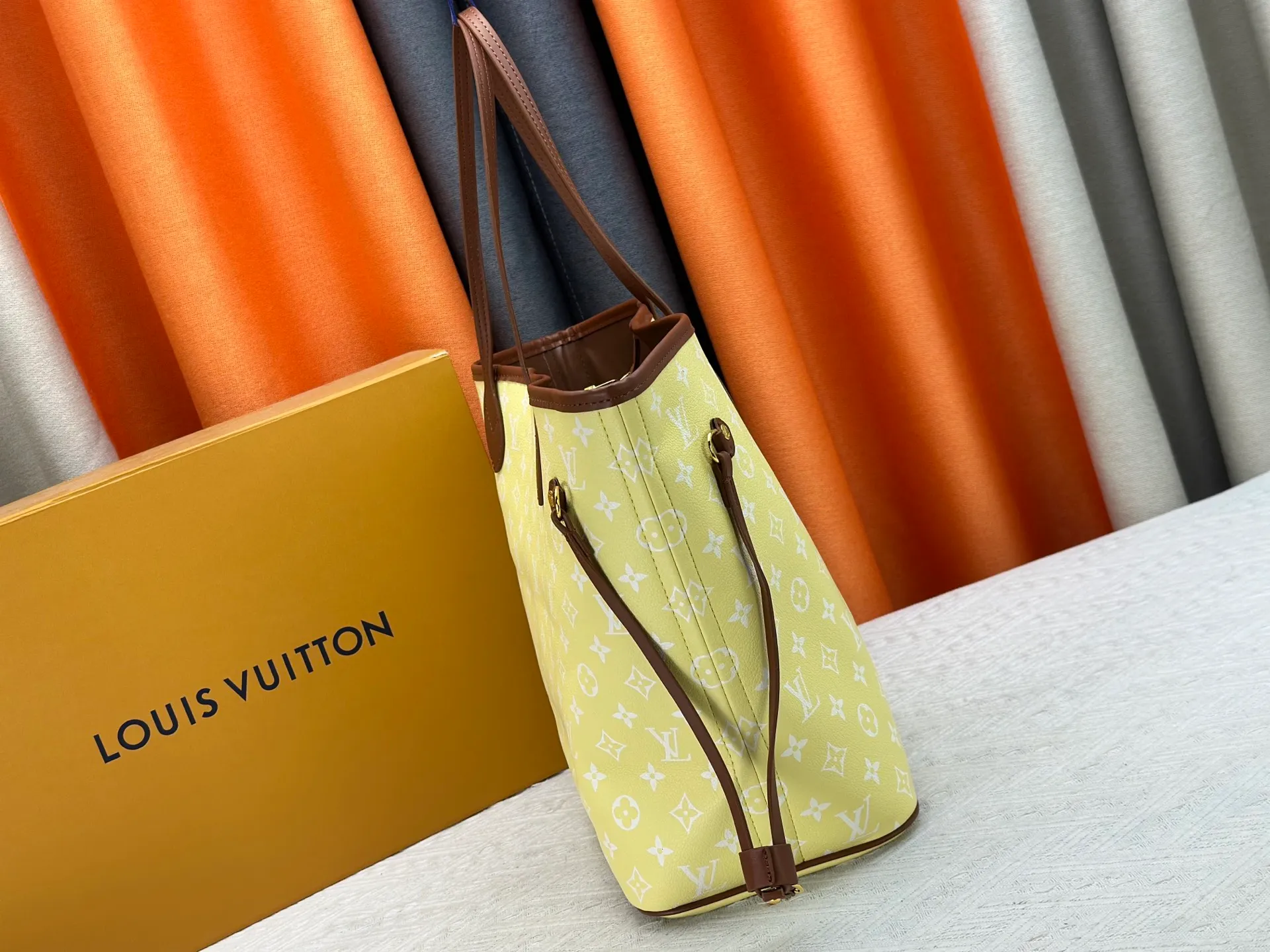 P280 Upgraded Original M45685 M40995 Neverfull handbags always meet your various handbag needs. It has a large capacity but is not bulky. It is stiff and soft to the touch, making it suitable for home and travel. Tighten the side ties and it instantly transforms into a stylish urban handbag. Loosen the straps and it transforms into a chic and practical handbag. The slender leather handle can be carried over the shoulder or between the arms. The model shown here is made of Damier Ebène canvas. Dimensions: 31.0 x 28.0 x 14.0 cm
