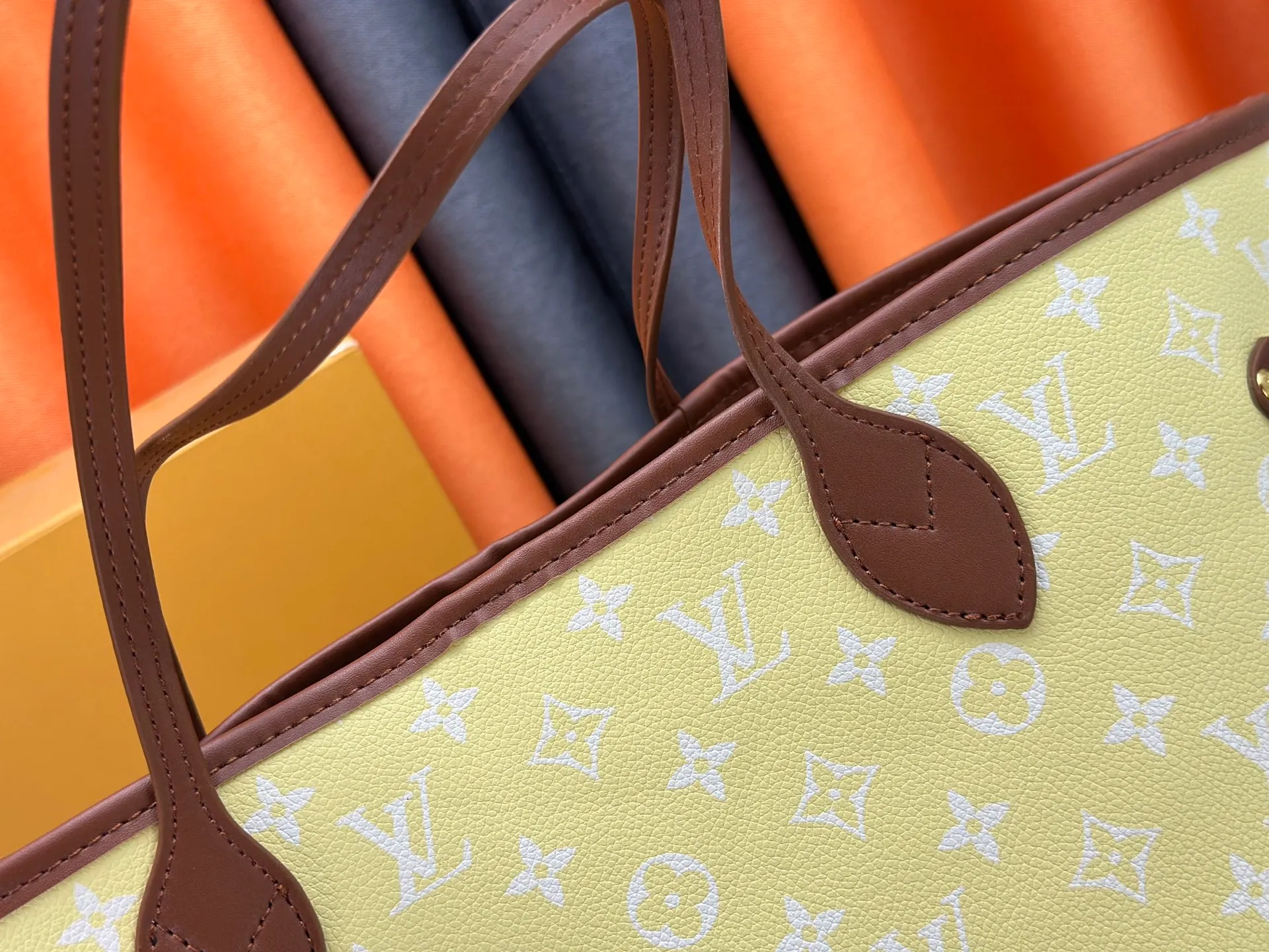 P280 Upgraded Original M45685 M40995 Neverfull handbags always meet your various handbag needs. It has a large capacity but is not bulky. It is stiff and soft to the touch, making it suitable for home and travel. Tighten the side ties and it instantly transforms into a stylish urban handbag. Loosen the straps and it transforms into a chic and practical handbag. The slender leather handle can be carried over the shoulder or between the arms. The model shown here is made of Damier Ebène canvas. Dimensions: 31.0 x 28.0 x 14.0 cm