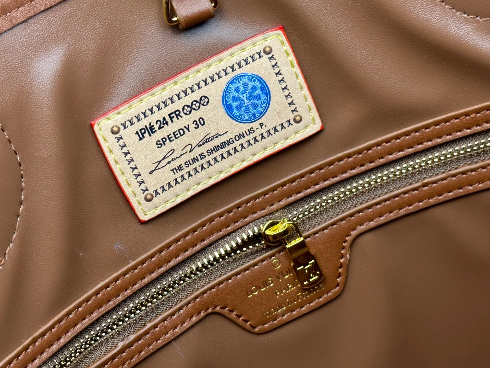 P280 Upgraded Original M45685 M40995 Neverfull handbags always meet your various handbag needs. It has a large capacity but is not bulky. It is stiff and soft to the touch, making it suitable for home and travel. Tighten the side ties and it instantly transforms into a stylish urban handbag. Loosen the straps and it transforms into a chic and practical handbag. The slender leather handle can be carried over the shoulder or between the arms. The model shown here is made of Damier Ebène canvas. Dimensions: 31.0 x 28.0 x 14.0 cm