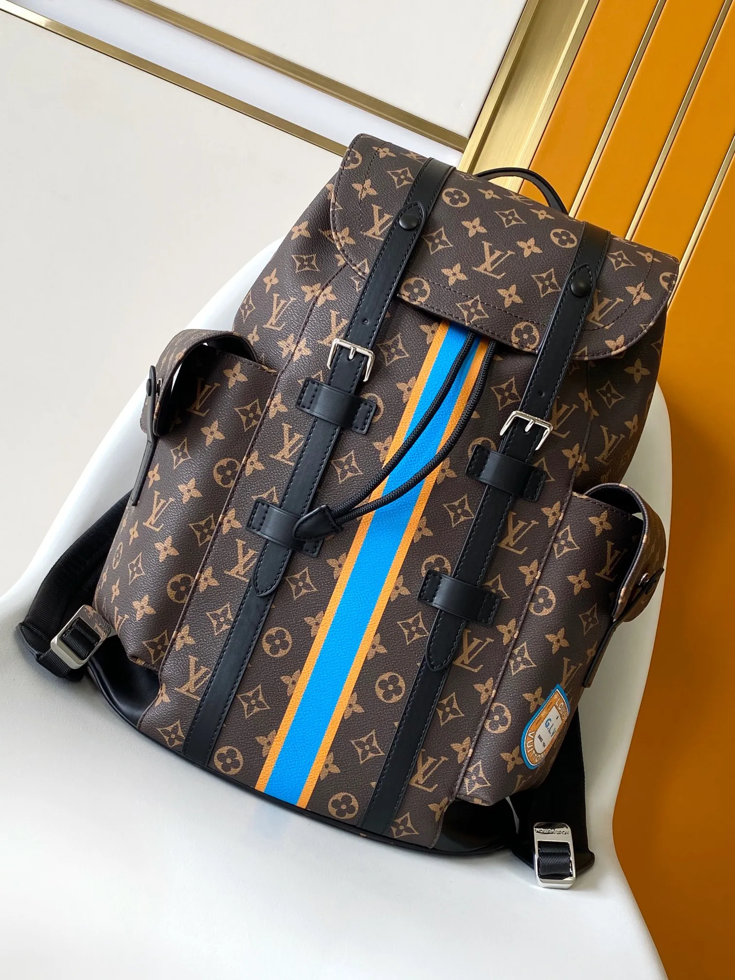 💰1140 Top original single 163c01 chip] Presbyopic silk screen M14676 blue N00163 Top original single N40769 M43735 Presbyopic N41379 Black grid M45419 Black and gray multifunctional Christopher small backpack uses Monogram canvas to interpret the rugged and simple spirit of a hiking bag. Its unique style is suitable for both work and entertainment, highlighting a high-quality lifestyle. 41 x 47 x 13 cm (length x height x width)