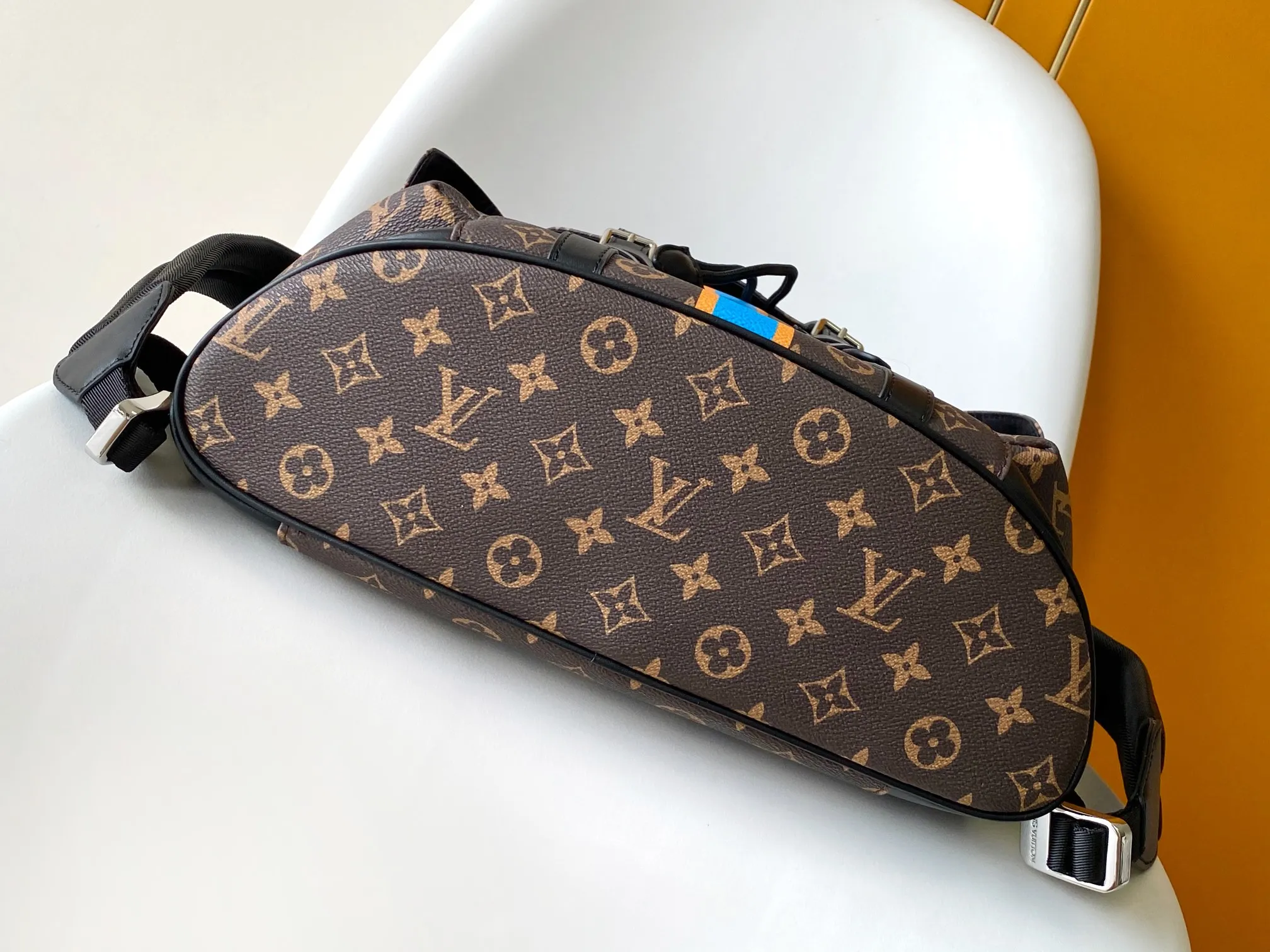 💰1140 Top original single 163c01 chip] Presbyopic silk screen M14676 blue N00163 Top original single N40769 M43735 Presbyopic N41379 Black grid M45419 Black and gray multifunctional Christopher small backpack uses Monogram canvas to interpret the rugged and simple spirit of a hiking bag. Its unique style is suitable for both work and entertainment, highlighting a high-quality lifestyle. 41 x 47 x 13 cm (length x height x width)