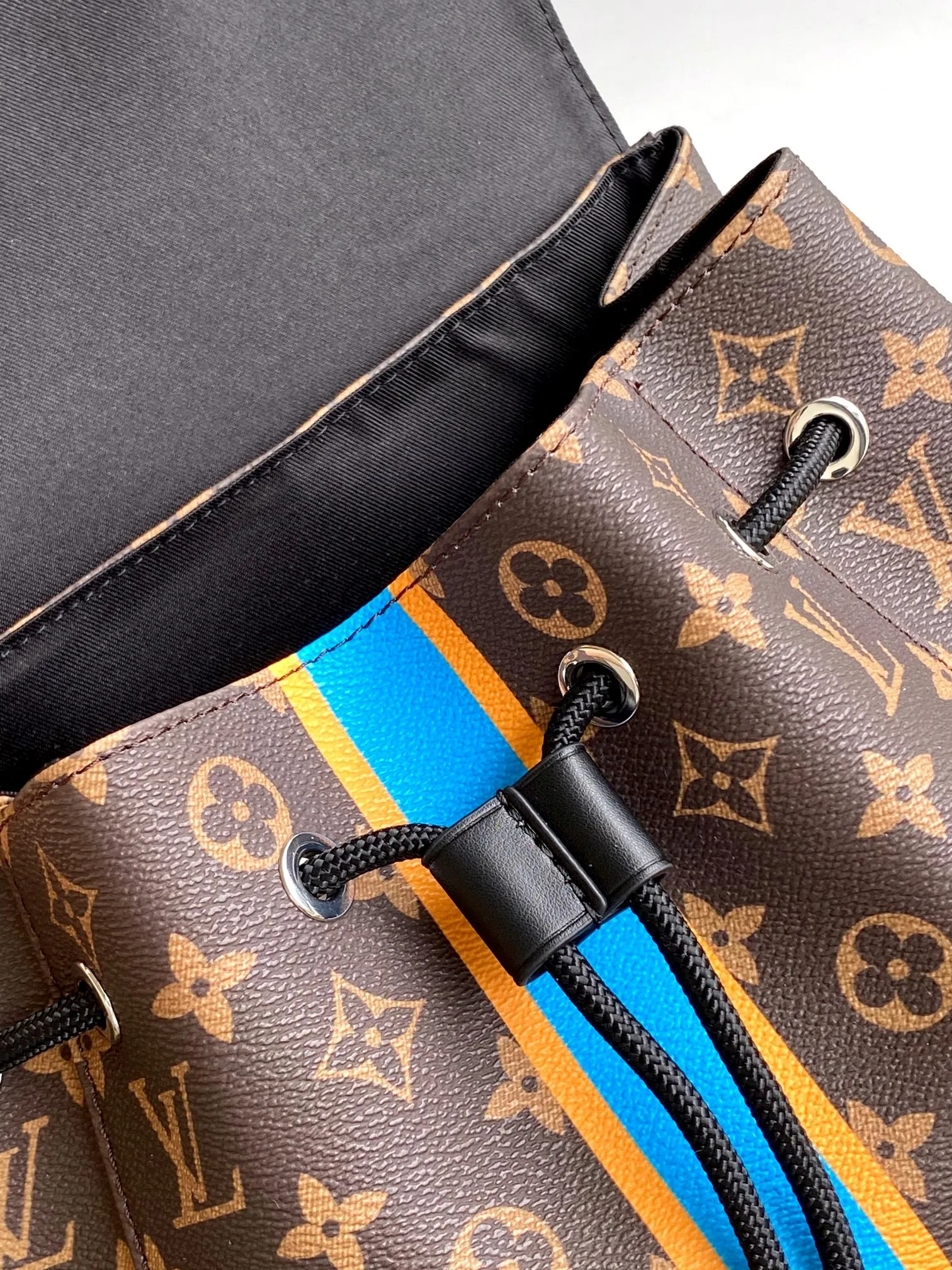 💰1140 Top original single 163c01 chip] Presbyopic silk screen M14676 blue N00163 Top original single N40769 M43735 Presbyopic N41379 Black grid M45419 Black and gray multifunctional Christopher small backpack uses Monogram canvas to interpret the rugged and simple spirit of a hiking bag. Its unique style is suitable for both work and entertainment, highlighting a high-quality lifestyle. 41 x 47 x 13 cm (length x height x width)