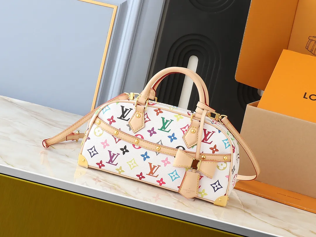 💰300💰Upgraded from original M13084. This Handbag East West handbag is from the Louis Vuitton Sleek horizontal construction lines the top handle, studded side straps, detachable and adjustable shoulder strap and LV x TM key holder, with cowhide leather details and sophisticated corners that nod to the brand's traditional luggage. Dimensions: 27.0 x 14.0 x 10.0 cm (length x height x width)