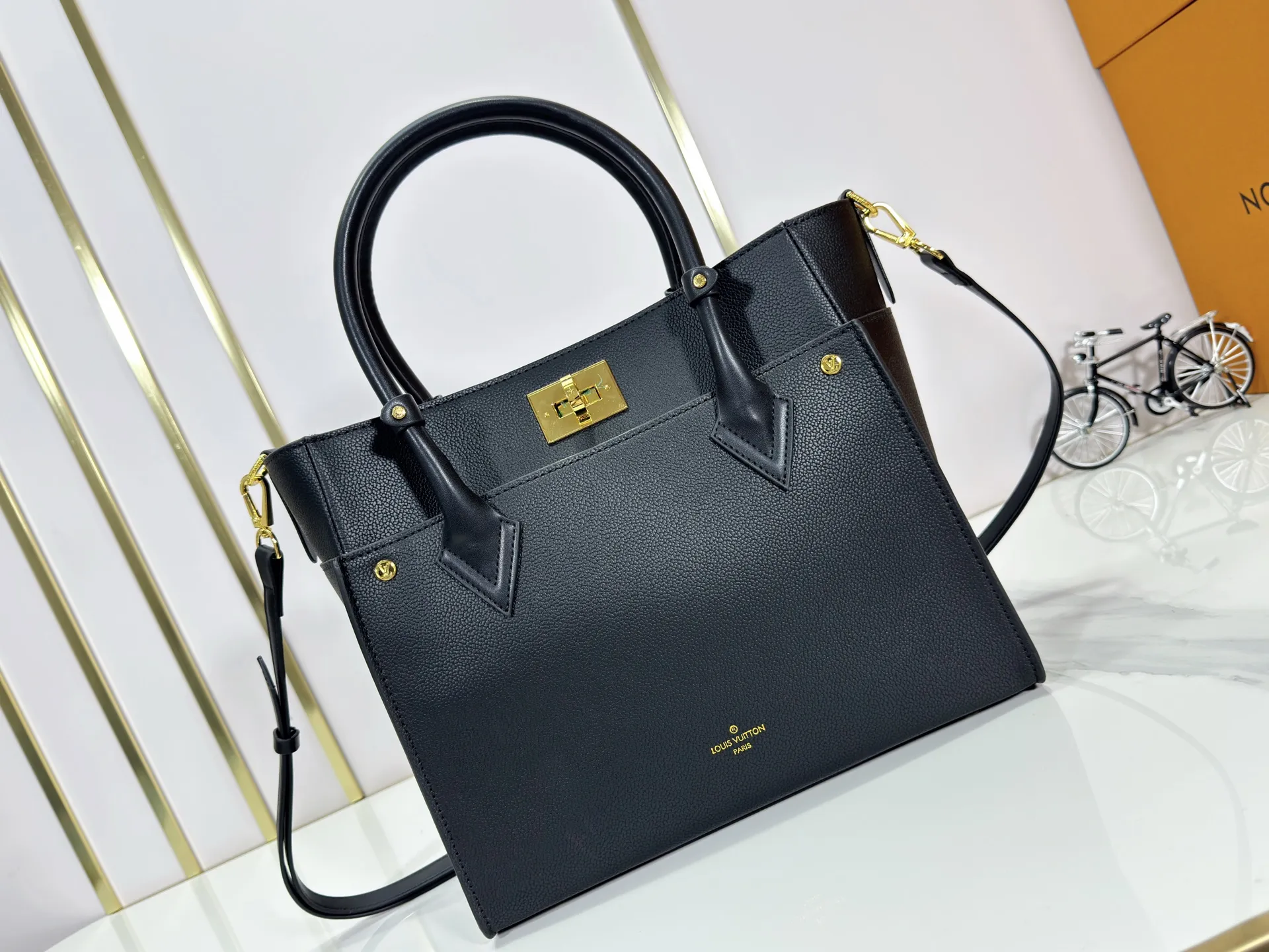 P340 upgraded original M53826 M53825 M53824 M53823On My Side handbag shows the elegant fusion of calfskin and classic Monogram canvas. Contrasting canvas shapes the large outer pocket, creating a trompe l'oeil effect as if two handbags merge into one. Plenty of space can easily accommodate office needs, and the adjustable shoulder strap allows for a cross-body style. Dimensions: 30.5 x 24.5 x 14 cm (Length x Height x Width) - Calfskin and Monogram coated canvas - Cowhide leather trim - Microfiber lining - 2 top handles for hand or elbow carry - Adjustable shoulder strap for shoulder or cross-body wear - Lock closure - 2 outer pockets with magnetic closure - Zip pocket - 1 patch pocket