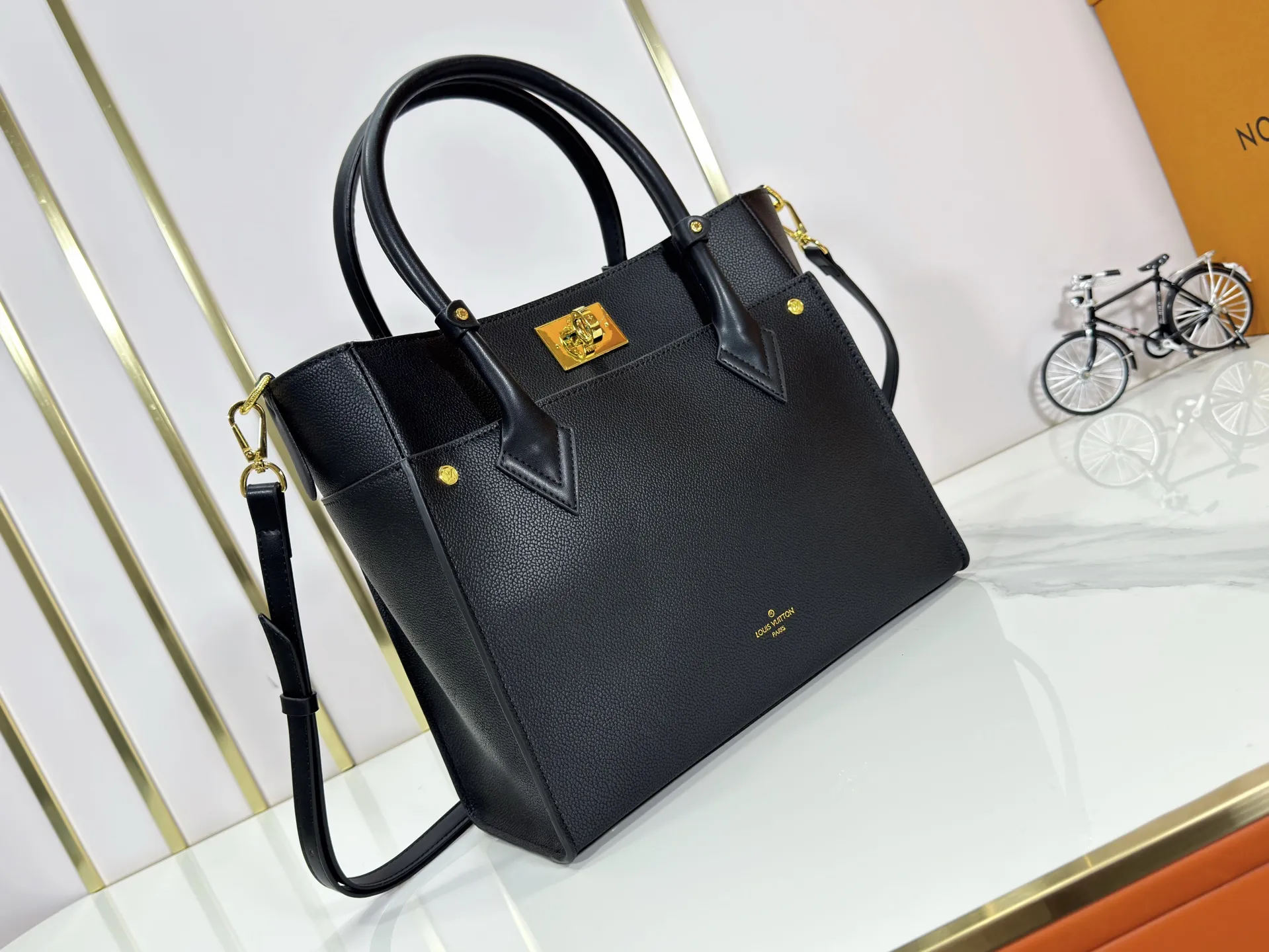 P340 upgraded original M53826 M53825 M53824 M53823On My Side handbag shows the elegant fusion of calfskin and classic Monogram canvas. Contrasting canvas shapes the large outer pocket, creating a trompe l'oeil effect as if two handbags merge into one. Plenty of space can easily accommodate office needs, and the adjustable shoulder strap allows for a cross-body style. Dimensions: 30.5 x 24.5 x 14 cm (Length x Height x Width) - Calfskin and Monogram coated canvas - Cowhide leather trim - Microfiber lining - 2 top handles for hand or elbow carry - Adjustable shoulder strap for shoulder or cross-body wear - Lock closure - 2 outer pockets with magnetic closure - Zip pocket - 1 patch pocket