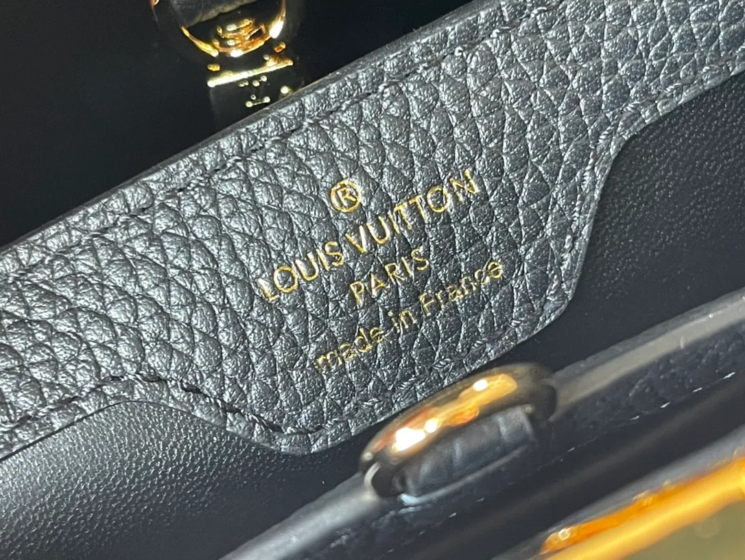💰2460 (Special Grade Original Leather) N99387/M48865 Black Snake Shoulder This Capucines BB handbag is made of full-grain Taurillon leather and has a sophisticated structure. It has a top handle, a two-way flap and a logo outlined in python snakeskin, making it a gorgeous choice for both day and night. The detachable wide shoulder strap can be carried on the shoulder or cross-body for a edgy look. Size: 27 *18*9cm