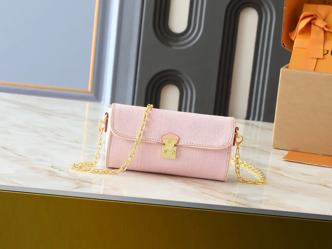 💰220💰Upgraded original M13566 This Pochette Camille handbag is made of Monogram canvas, paying tribute to the original design that appeared in the Louis Vuitton spring and summer 2000 fashion show. The S-Lock buckle, LVCircle logo on the chain and contrasting WVN leather trim embody the brand's classic elements. The flexible and easy-to-wear construction can be worn cross-body, over the shoulder or by hand. Dimensions: 20.5 × 11 × 6 cm