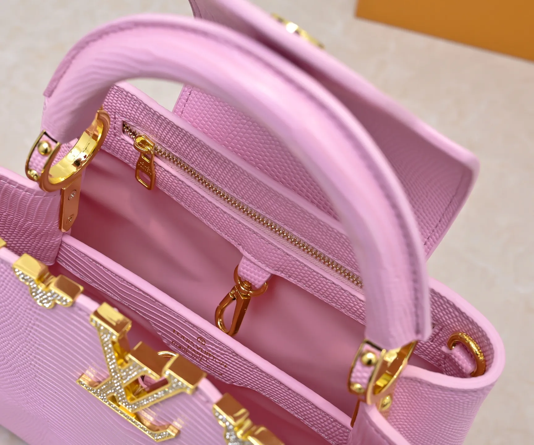 Top original P440 Guangzhou-made M12297 pink lizard leather with gold diamond corolla 🔺This CapucinesBB handbag exquisitely combines elegant lizard skin outer layer, delicate sheepskin lining and Yingze metal parts. The iconic flap makes two styles fashionable. The LV logo can be read on the inside and Monogram flowers bloom on the outside. It lights up the eye-catching corner for evening occasions and adds a personalized atmosphere to the wardrobe. Shine gorgeous style in day and night occasions.  Detailed features 27 x 18 x 9 cm (length x height x width)