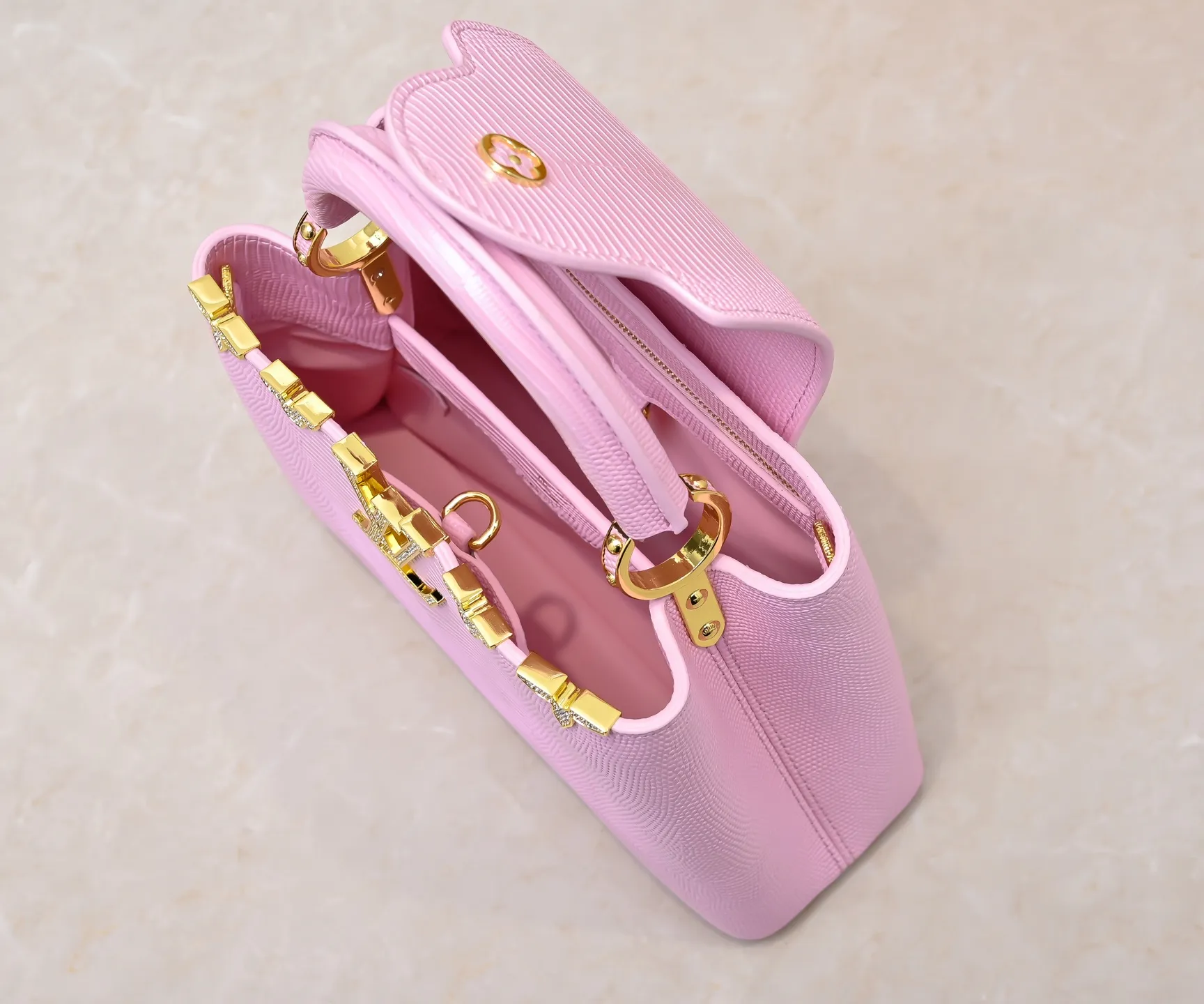 Top original P440 Guangzhou-made M12297 pink lizard leather with gold diamond corolla 🔺This CapucinesBB handbag exquisitely combines elegant lizard skin outer layer, delicate sheepskin lining and Yingze metal parts. The iconic flap makes two styles fashionable. The LV logo can be read on the inside and Monogram flowers bloom on the outside. It lights up the eye-catching corner for evening occasions and adds a personalized atmosphere to the wardrobe. Shine gorgeous style in day and night occasions.  Detailed features 27 x 18 x 9 cm (length x height x width)