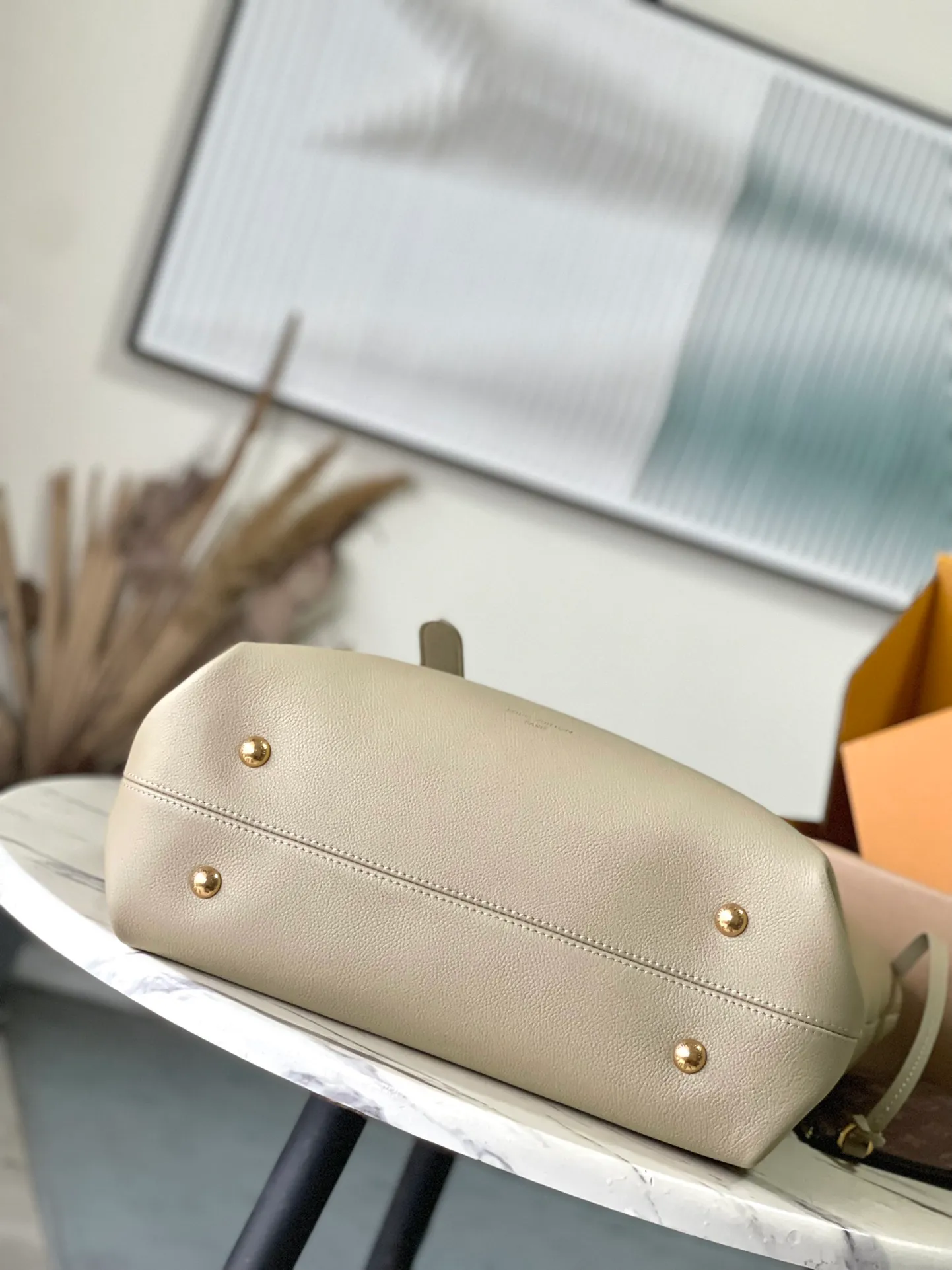 💰1340 (top layer leather) top original order M25343 milk tea green This medium-sized Low Key Cabas handbag is wrapped in soft grained cow leather and lined with suede leather, creating a gorgeous style with ingenuity. The brand's iconic padlock demonstrates an eclectic mix of elegant aesthetics and security features. The adjustable handle enables you to switch between hand-held and long- or short-shoulder carry. Dimensions: 47 × 30 × 14 cm