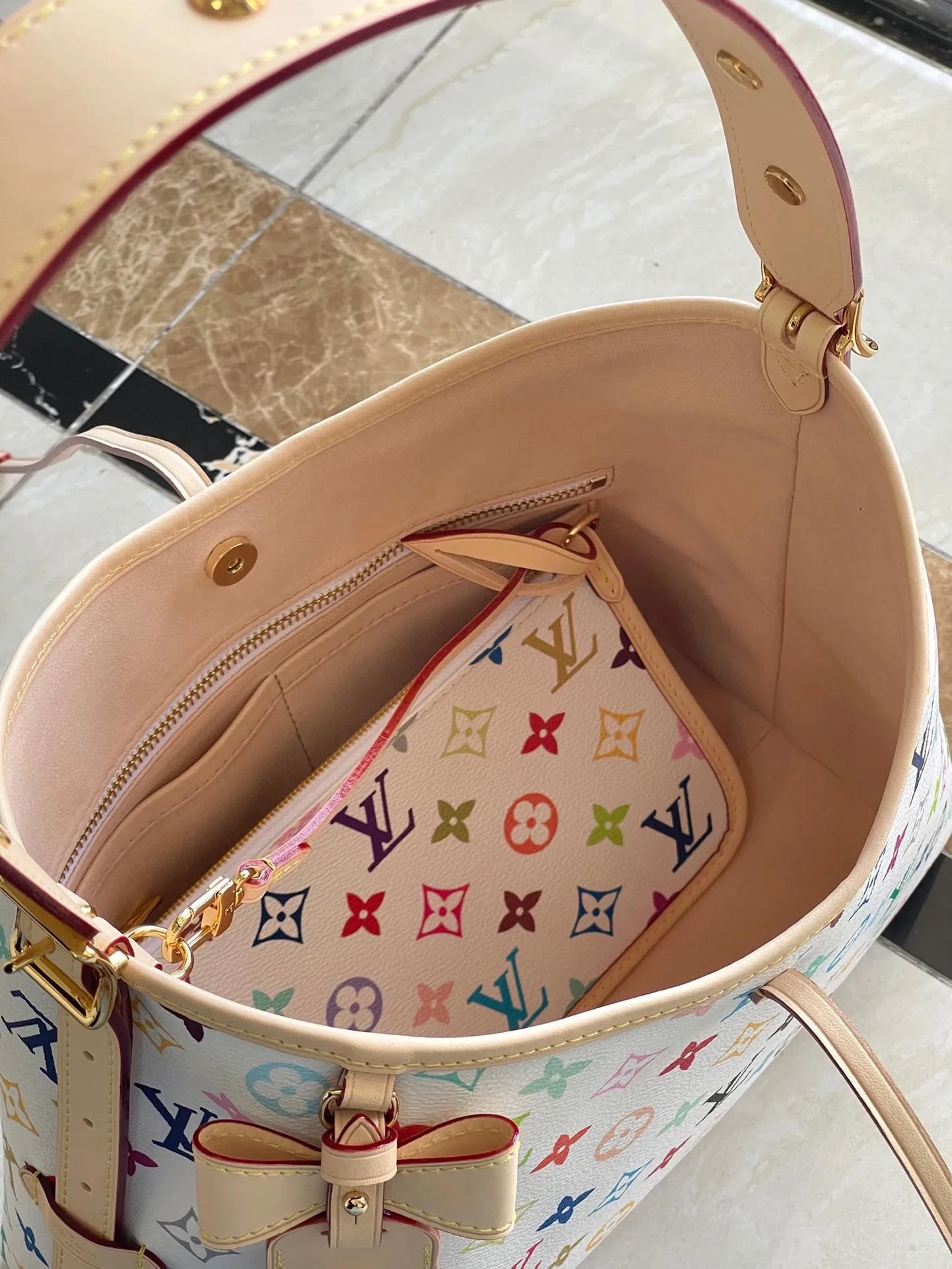 💰1260 (Steel Hardware) Top Original Order M13661 This small CarryAll handbag comes from the Louis Vuitton Calf leather trim creates a figure-hugging fit, and a designer plaque details the elegant bow. Dimensions: 29 × 24 × 12 cm
