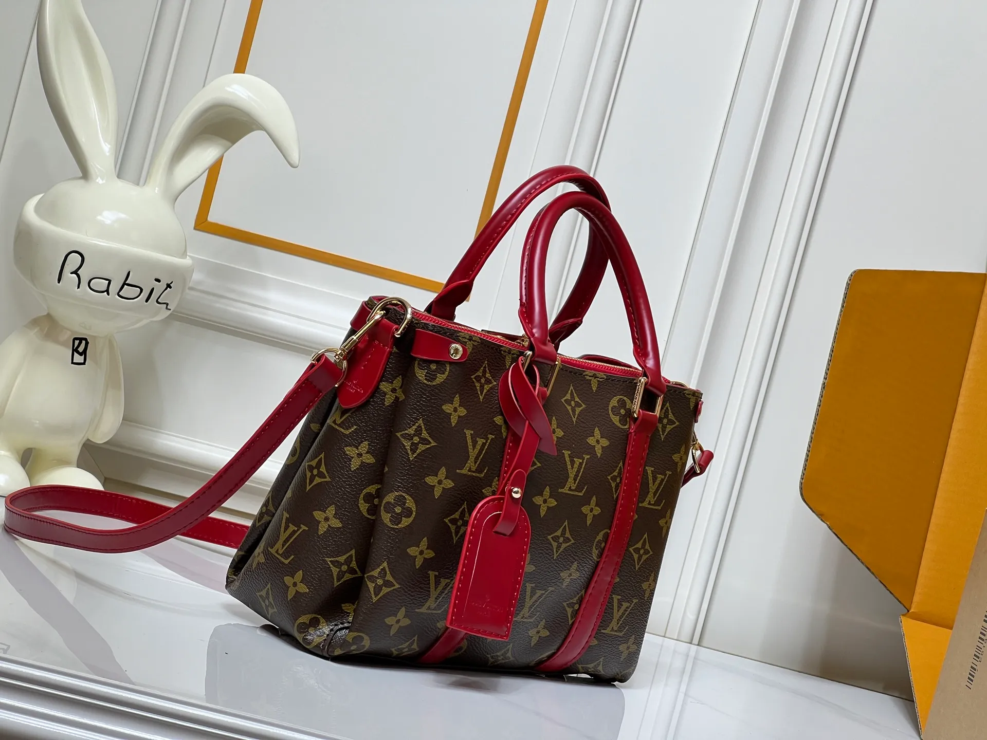 Batch 280💰Small size Upgraded original model Newly arrived OPEN HANDBAG handbag M44816 M44815 M44818 Black Pink Red Presbyopia Open Handbag Made of selected Monogram canvas, embellished with classic details, including side branches and two-sided textured leather trim, gold rivets and nails classic leather luggage tags, top handles and detachable and adjustable length shoulder straps. Large 35x24x15, small 29.0×19.0×10.0cm