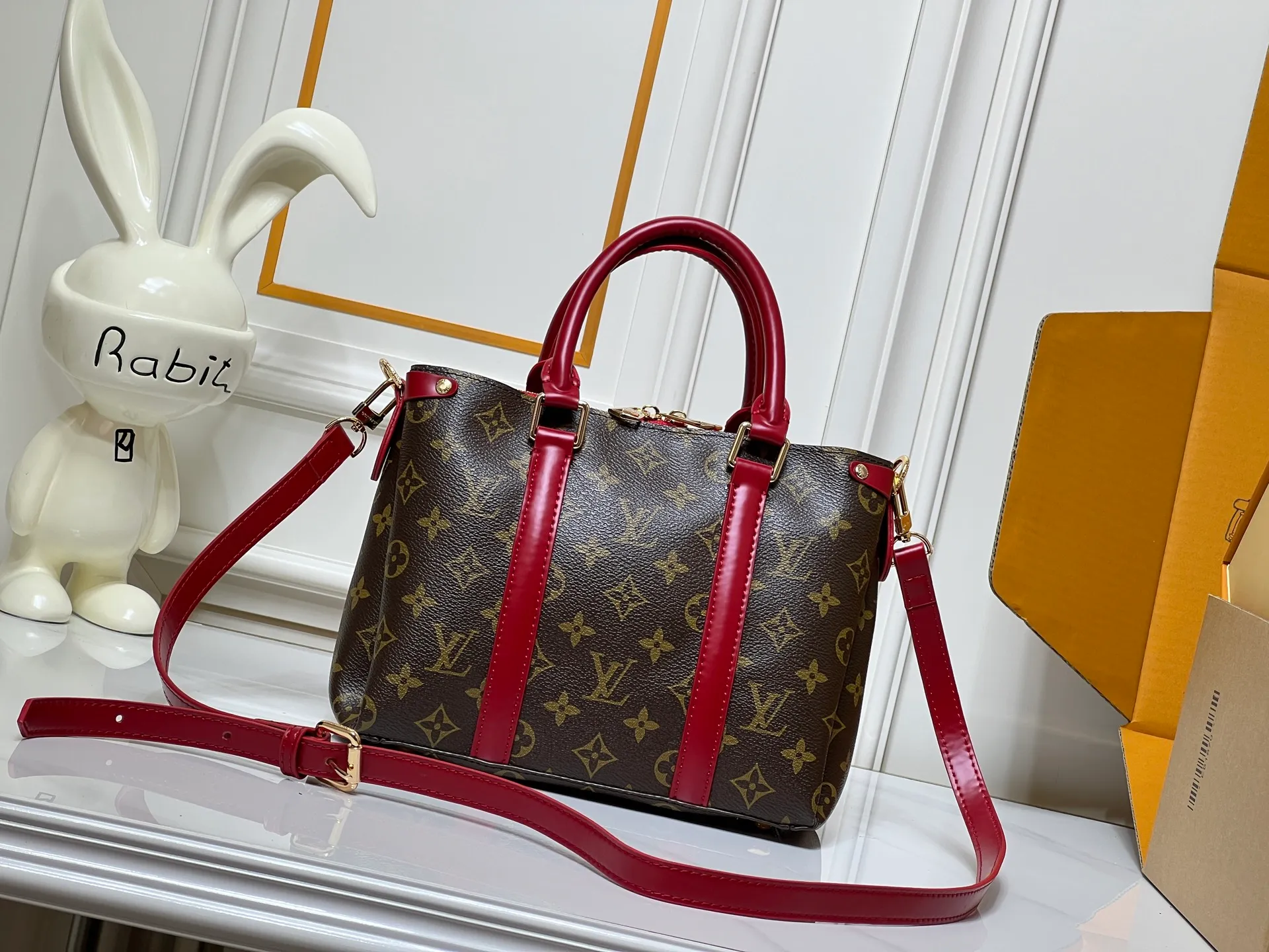 Batch 280💰Small size Upgraded original model Newly arrived OPEN HANDBAG handbag M44816 M44815 M44818 Black Pink Red Presbyopia Open Handbag Made of selected Monogram canvas, embellished with classic details, including side branches and two-sided textured leather trim, gold rivets and nails classic leather luggage tags, top handles and detachable and adjustable length shoulder straps. Large 35x24x15, small 29.0×19.0×10.0cm