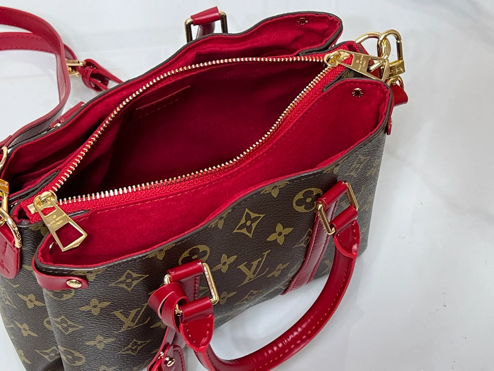 Batch 280💰Small size Upgraded original model Newly arrived OPEN HANDBAG handbag M44816 M44815 M44818 Black Pink Red Presbyopia Open Handbag Made of selected Monogram canvas, embellished with classic details, including side branches and two-sided textured leather trim, gold rivets and nails classic leather luggage tags, top handles and detachable and adjustable length shoulder straps. Large 35x24x15, small 29.0×19.0×10.0cm