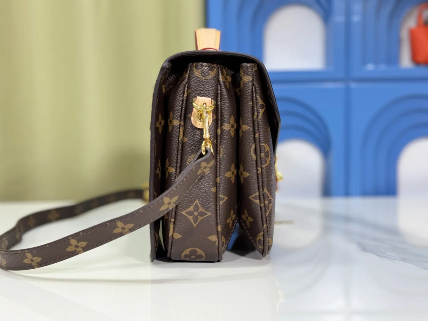 P220 Upgraded original M44875 presbyopic M44876 yellow flower M40780 shipped Métis handbag's compact shape exudes elegance. Made of soft Monogram canvas, compact size with many practical pockets and compartments Dimensions: 25 x 19 x 9 cm