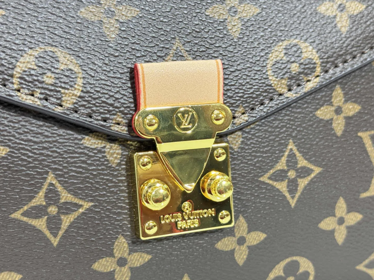 P220 Upgraded original M44875 presbyopic M44876 yellow flower M40780 shipped Métis handbag's compact shape exudes elegance. Made of soft Monogram canvas, compact size with many practical pockets and compartments Dimensions: 25 x 19 x 9 cm