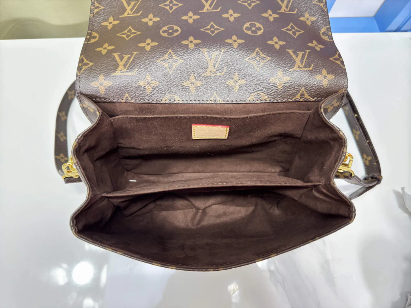 P220 Upgraded original M44875 presbyopic M44876 yellow flower M40780 shipped Métis handbag's compact shape exudes elegance. Made of soft Monogram canvas, compact size with many practical pockets and compartments Dimensions: 25 x 19 x 9 cm