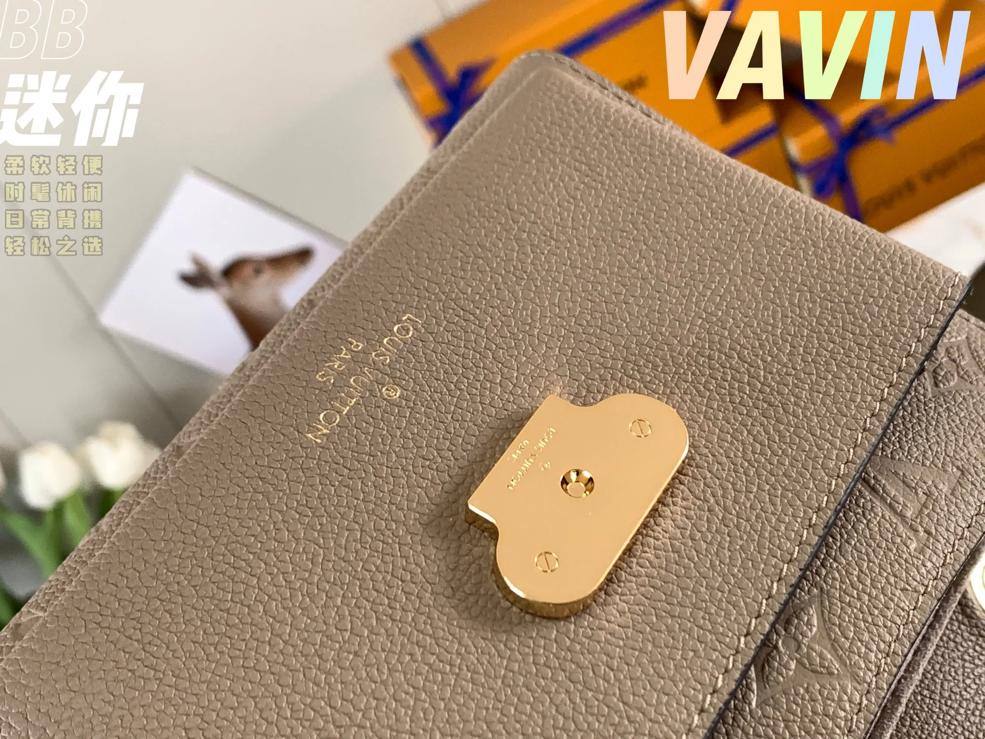 P1360 [Original leather 💋 M44550 Elephant Gray Embossed] Made of smooth and embossed Monogram Empreinte Combining silky and textured textures, the hook buckle pays tribute to the design of Louis Vuitton luggage, and is paired with a chain shoulder strap to add contrast. The compact shape contains ample capacity, and is made of a mixture of cowhide leather. This small Vavin handbag features a bright and eye-catching lock design. It is soft, lightweight, fashionable and casual, and is an easy choice for daily carrying. It is equipped with an adjustable leather chain strap, which can be carried on the shoulder or crossbody. Detailed size 21x15x8cm