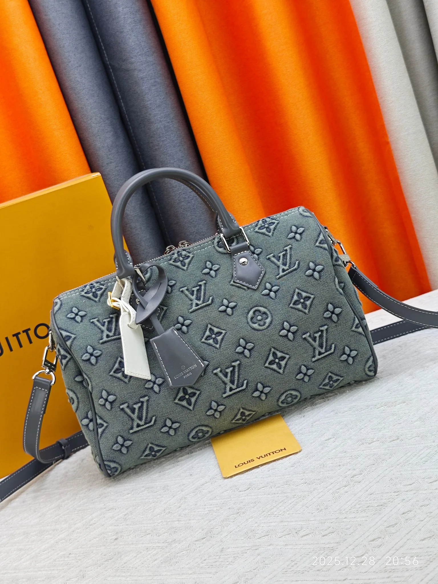p320 M18076 M15159 M25766 M13344 Runway model This Speedy Soft 30 is from the LV Travels With Grace Coddlington series. It is made of rich-toned cow leather with gold hardware and interesting embossed shapes. Removable name tag features Grace Coddington's handwriting. Size: 30X21X17 cm