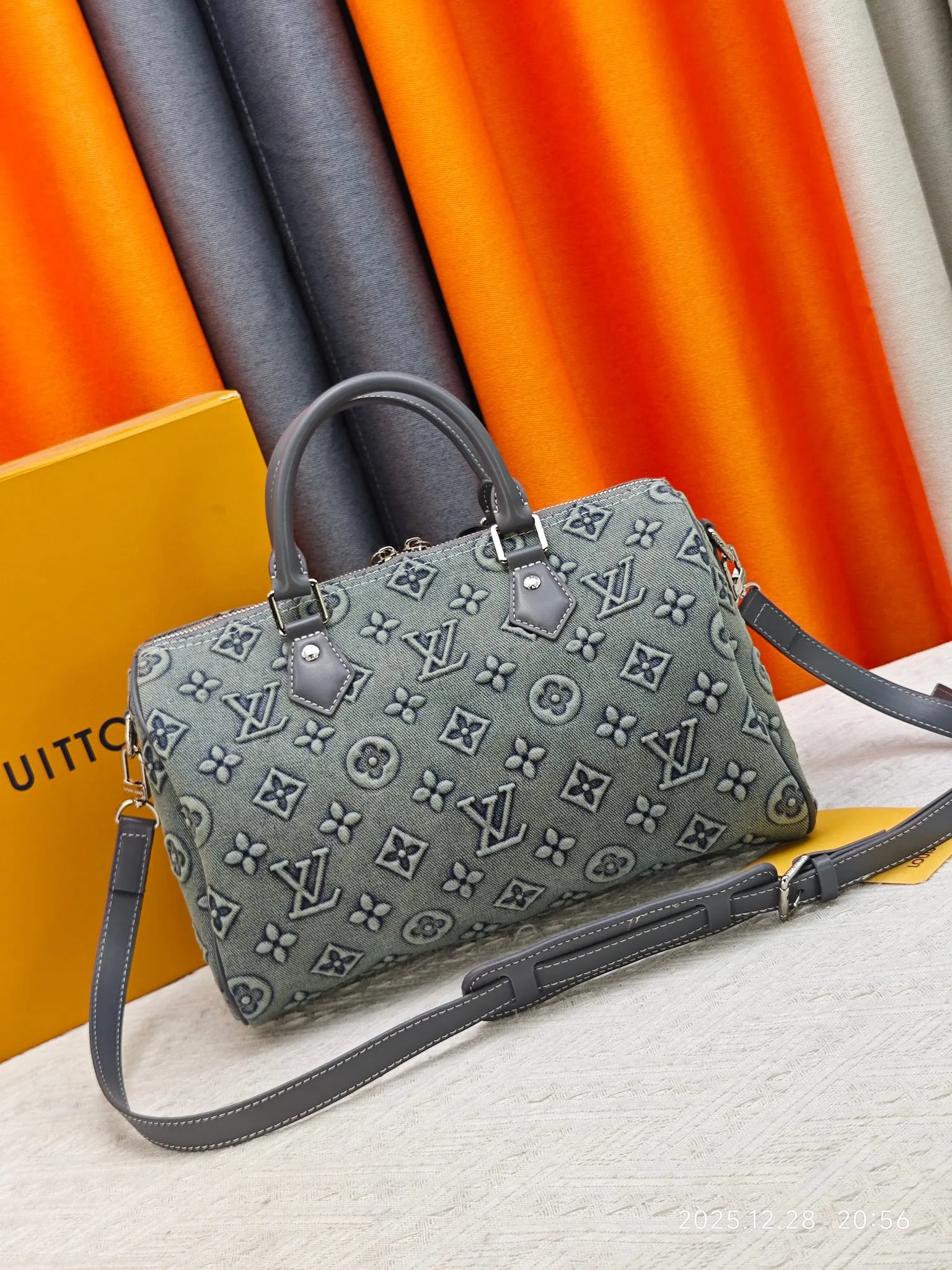 p320 M18076 M15159 M25766 M13344 Runway model This Speedy Soft 30 is from the LV Travels With Grace Coddlington series. It is made of rich-toned cow leather with gold hardware and interesting embossed shapes. Removable name tag features Grace Coddington's handwriting. Size: 30X21X17 cm
