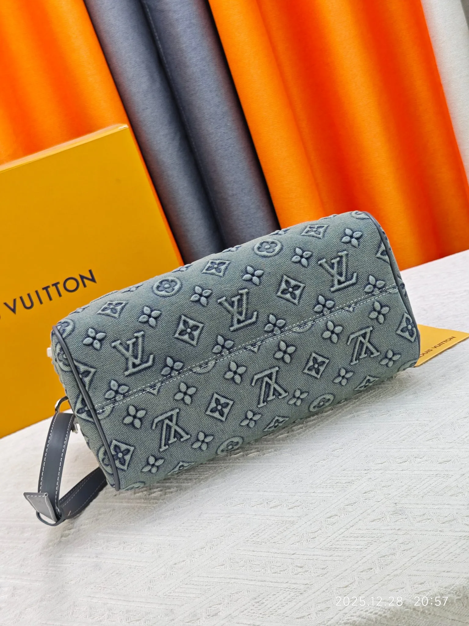 p320 M18076 M15159 M25766 M13344 Runway model This Speedy Soft 30 is from the LV Travels With Grace Coddlington series. It is made of rich-toned cow leather with gold hardware and interesting embossed shapes. Removable name tag features Grace Coddington's handwriting. Size: 30X21X17 cm