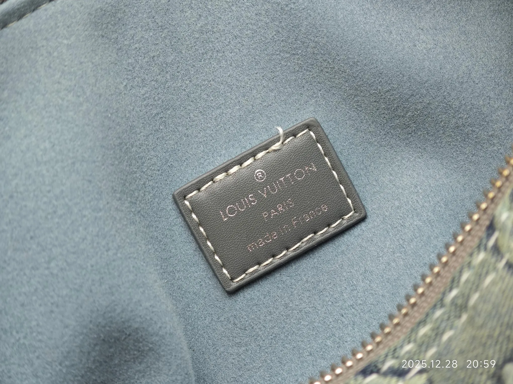 p320 M18076 M15159 M25766 M13344 Runway model This Speedy Soft 30 is from the LV Travels With Grace Coddlington series. It is made of rich-toned cow leather with gold hardware and interesting embossed shapes. Removable name tag features Grace Coddington's handwriting. Size: 30X21X17 cm