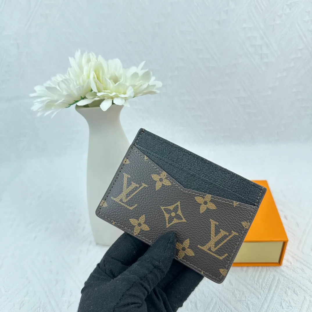 P66 M60166 Card Holder Neo card holder made of Monogram Macassar canvas is the first choice for carrying important cards. Black leather trim makes the classic Louis Vuitton pattern even more eye-catching. Size: 7.5*12