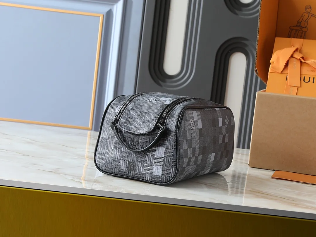 💰200💰Upgraded from the original M15109 M47528. This Dopp Kit toiletry bag is made of deep Damoflage Black canvas with leather trim, releasing a modern edge. Double zippers and leather handles allow for quick access to toiletries, and the washable lining adds functionality. The Marque L.Vuitton Déposée logo is nestled in the plaid pattern, highlighting the brand's identity. Dimensions: 15 x 16.5 x 28 cm (H x W x Length)