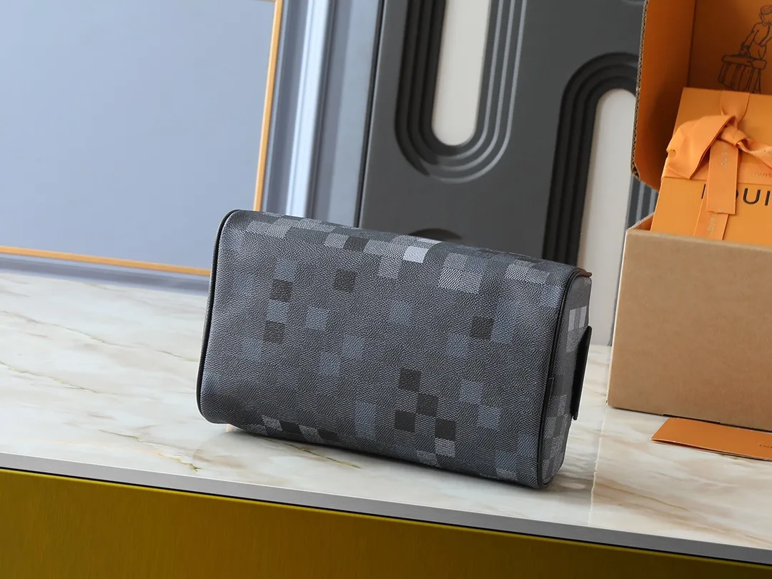 💰200💰Upgraded from the original M15109 M47528. This Dopp Kit toiletry bag is made of deep Damoflage Black canvas with leather trim, releasing a modern edge. Double zippers and leather handles allow for quick access to toiletries, and the washable lining adds functionality. The Marque L.Vuitton Déposée logo is nestled in the plaid pattern, highlighting the brand's identity. Dimensions: 15 x 16.5 x 28 cm (H x W x Length)