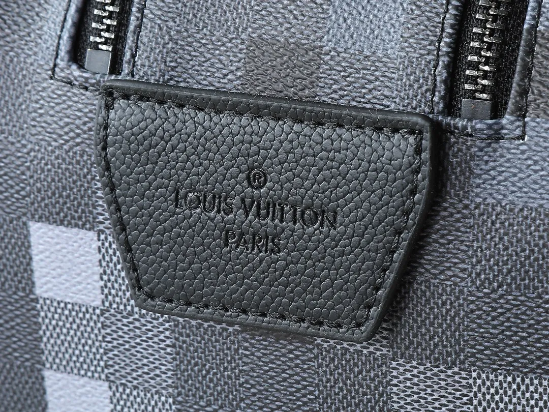 💰200💰Upgraded from the original M15109 M47528. This Dopp Kit toiletry bag is made of deep Damoflage Black canvas with leather trim, releasing a modern edge. Double zippers and leather handles allow for quick access to toiletries, and the washable lining adds functionality. The Marque L.Vuitton Déposée logo is nestled in the plaid pattern, highlighting the brand's identity. Dimensions: 15 x 16.5 x 28 cm (H x W x Length)