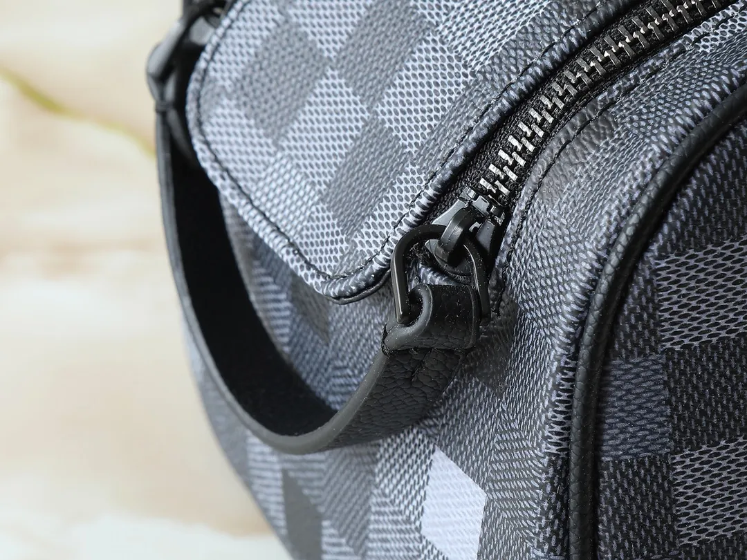 💰200💰Upgraded from the original M15109 M47528. This Dopp Kit toiletry bag is made of deep Damoflage Black canvas with leather trim, releasing a modern edge. Double zippers and leather handles allow for quick access to toiletries, and the washable lining adds functionality. The Marque L.Vuitton Déposée logo is nestled in the plaid pattern, highlighting the brand's identity. Dimensions: 15 x 16.5 x 28 cm (H x W x Length)