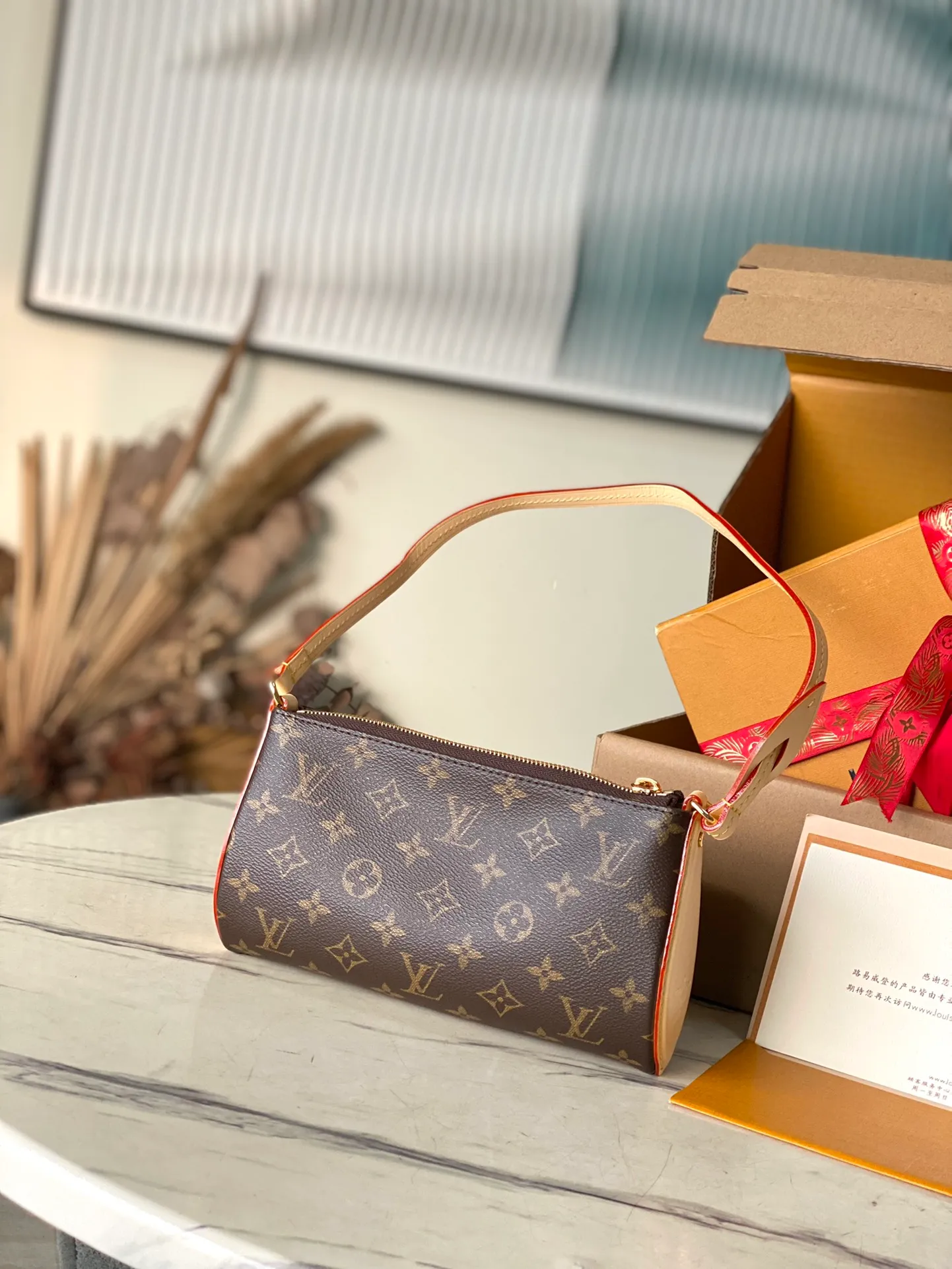 💰720 The top original M47125 Vanity Chain Pouch handbag is inspired by the classic cosmetic case. Interpret the spirit of travel with Monogram canvas. The top handle and detachable braided chain are infused with leather elements, complementing the clean lines of the bag. The V-patterned padlock and leather key bag continue the iconic details. Dimensions: 19 × 11.2 × 6.5 cm