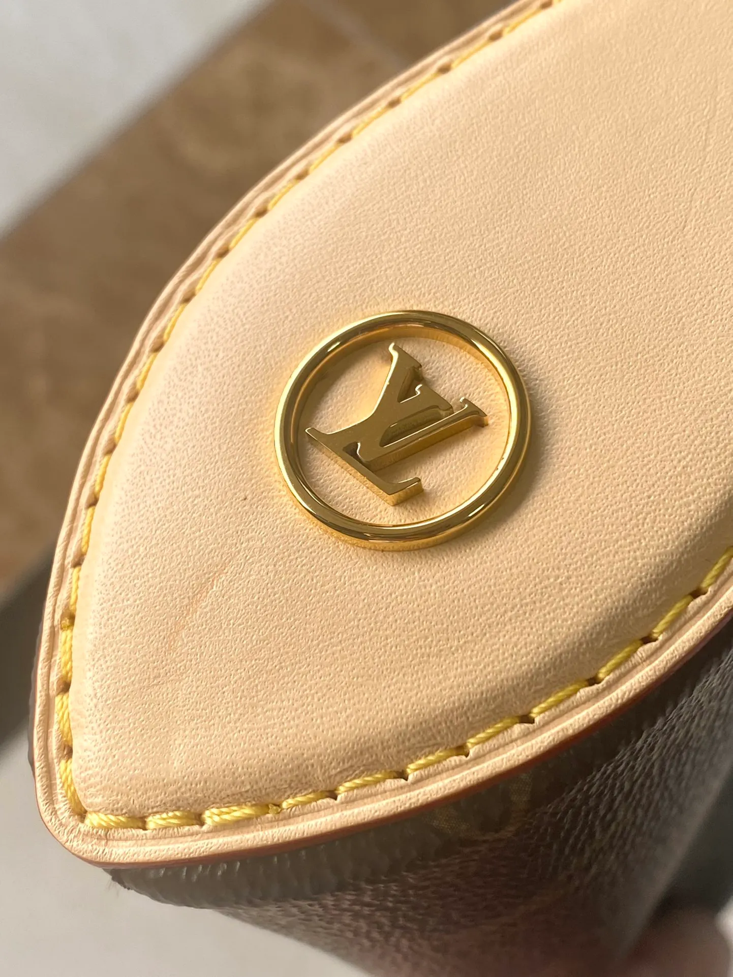 💰720 The top original M47125 Vanity Chain Pouch handbag is inspired by the classic cosmetic case. Interpret the spirit of travel with Monogram canvas. The top handle and detachable braided chain are infused with leather elements, complementing the clean lines of the bag. The V-patterned padlock and leather key bag continue the iconic details. Dimensions: 19 × 11.2 × 6.5 cm