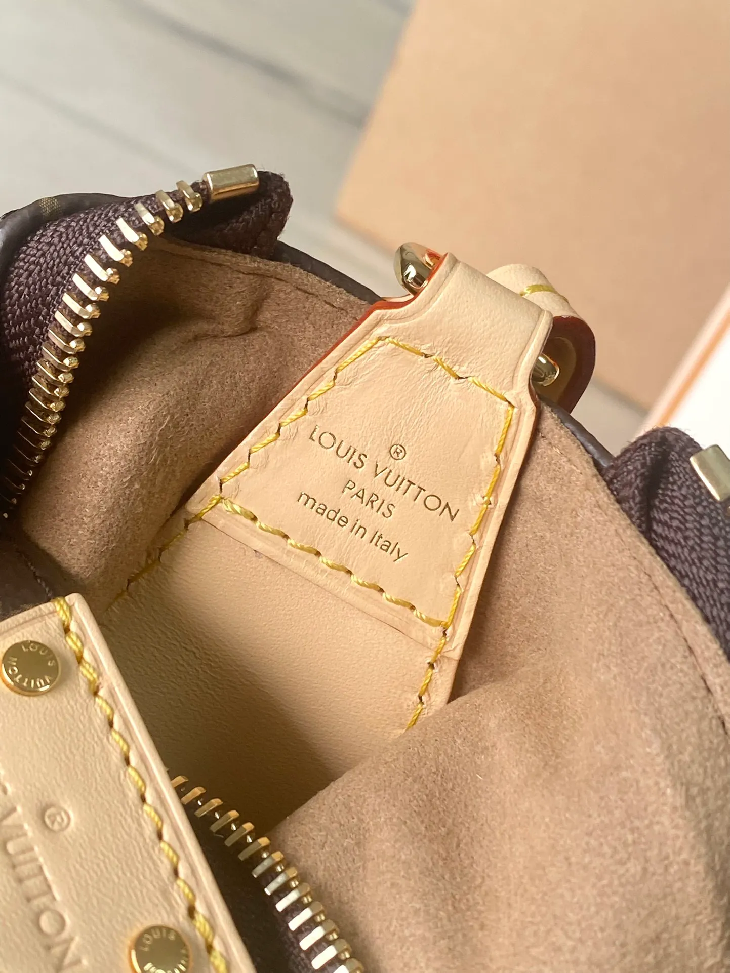 💰720 The top original M47125 Vanity Chain Pouch handbag is inspired by the classic cosmetic case. Interpret the spirit of travel with Monogram canvas. The top handle and detachable braided chain are infused with leather elements, complementing the clean lines of the bag. The V-patterned padlock and leather key bag continue the iconic details. Dimensions: 19 × 11.2 × 6.5 cm