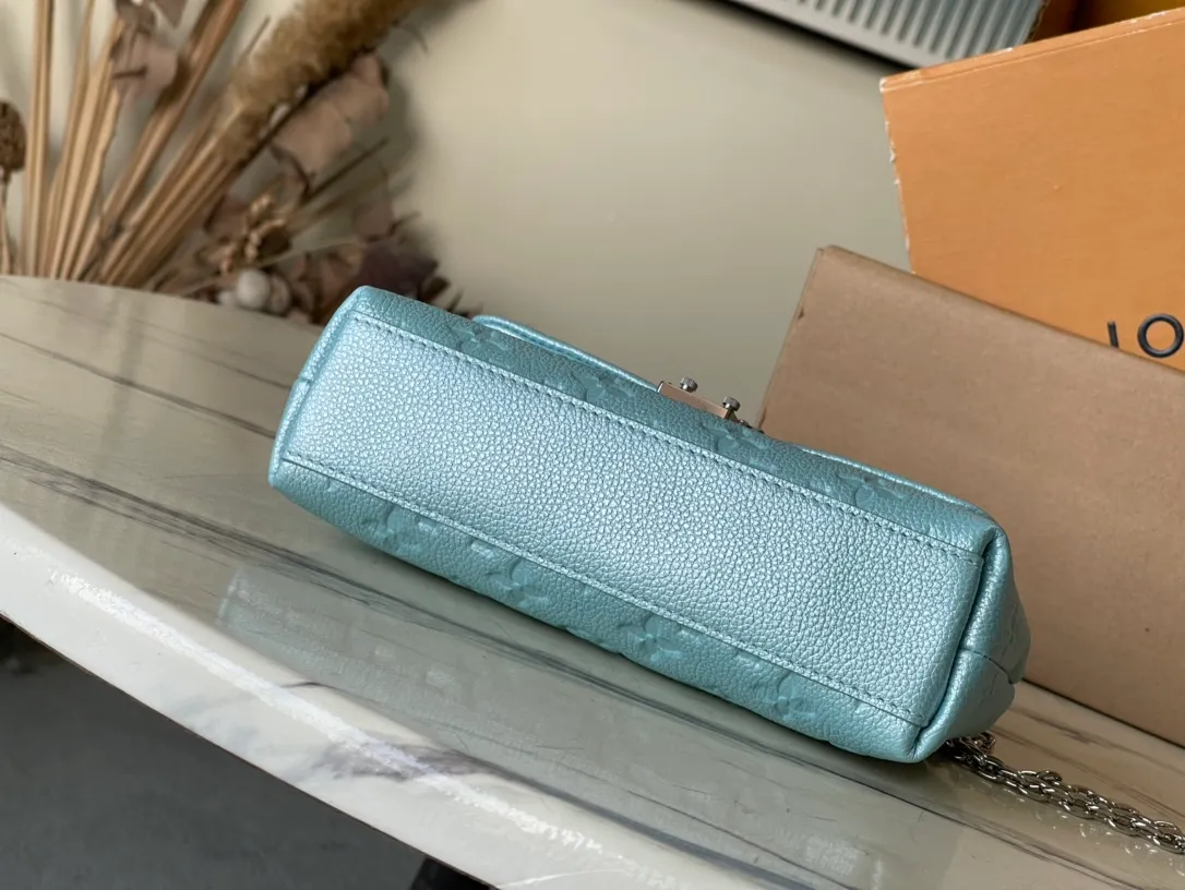 💰1040 (top layer leather) top original single M12211 This Nano Madeleine handbag is made of Monogram Empreinte leather as a pocket version of the Madeleine handbag, with a classic S-lock lock and a detachable chain embellished with the LVCircle logo. Plenty of space to accommodate daily needs, suitable for hand-held, shoulder or cross-body wear. Dimensions: 21 × 12.5 × 6 cm