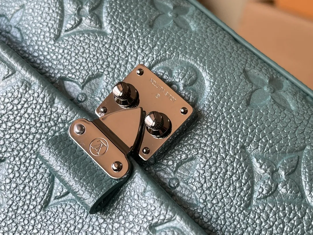 💰1040 (top layer leather) top original single M12211 This Nano Madeleine handbag is made of Monogram Empreinte leather as a pocket version of the Madeleine handbag, with a classic S-lock lock and a detachable chain embellished with the LVCircle logo. Plenty of space to accommodate daily needs, suitable for hand-held, shoulder or cross-body wear. Dimensions: 21 × 12.5 × 6 cm