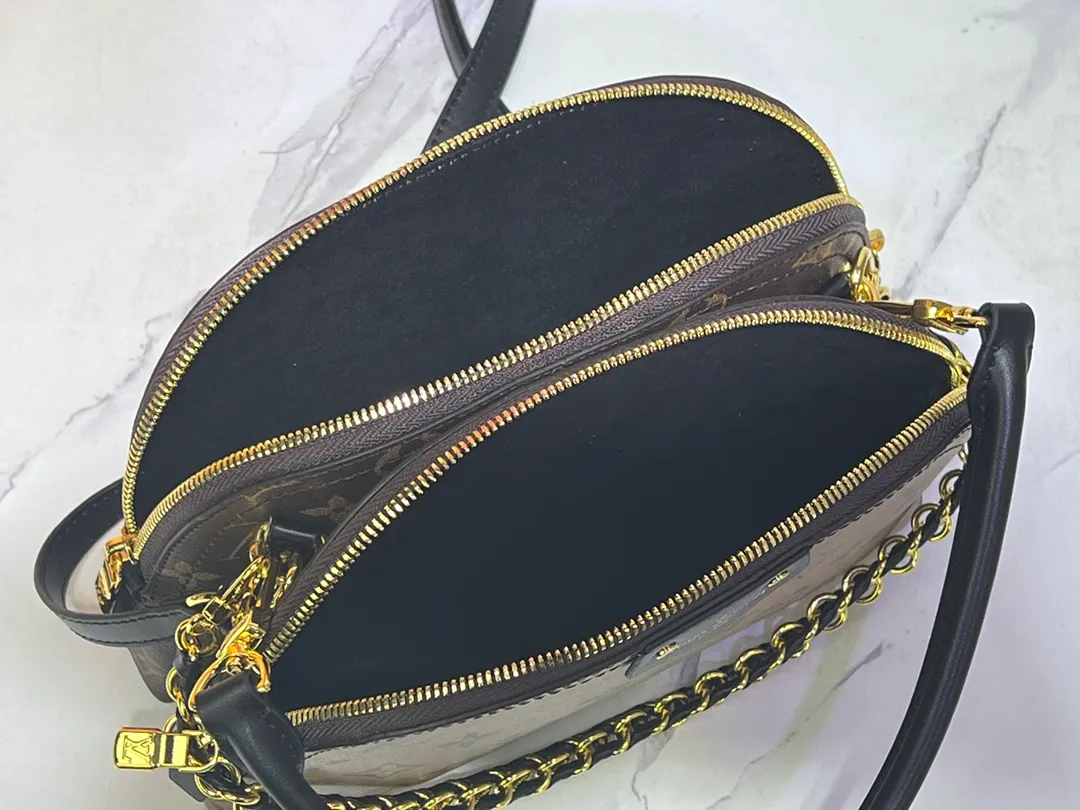 Batch 260💰M12996 LV Half Crescent Double Zipper Handbag A brand new silhouette double zipper handbag, the half crescent double zipper design is not only practical and convenient, but also an excellent choice for fashion matching. In addition, the latest item, Sim Trunk, perfectly combines sturdiness with pin details, demonstrating Louis Vuitton’s ultimate pursuit of craftsmanship. Silver zippers and exquisite chains add a touch of luxury and sophistication to the entire series. Whether you're going out on a daily basis or attending a party, these accessories can be the finishing touch to your outfit. Come and explore this Louis Vuitton 2025 collection full of surprises! Let every detail show your unique taste and personality! Size 22.14