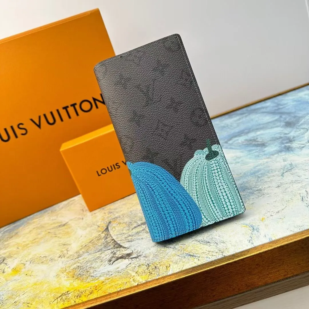 P140 M62665 This practical LV x YK Slender wallet gives the new Louis Vuitton x Yayoi Kusama joint series a dazzling new look. The style is sewn with Monogram Eclipse Reverse canvas and printed with pumpkin patterns that are common in the works of Japanese art pioneer Yayoi Kusama, using bright colors to symbolize the warmth and optimism these works symbolize. The classic wallet is reinterpreted as a work of art, making it the perfect gift for art lovers. Monogram Eclipse Reverse coated canvas with colorful pumpkin pattern cowhide trim and LV x YK logo on the interior 16 business card slots ID card or business card slot Large zippered compartment for coins 4 inner compartments for banknotes and receipts Organ style banknote compartment 10 x 19 x 2 cm (length x height x width)