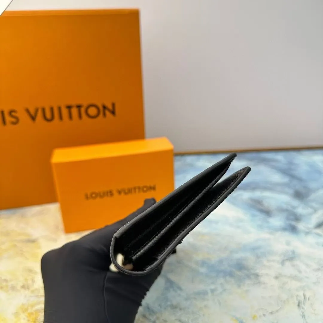 P140 M62665 This practical LV x YK Slender wallet gives the new Louis Vuitton x Yayoi Kusama joint series a dazzling new look. The style is sewn with Monogram Eclipse Reverse canvas and printed with pumpkin patterns that are common in the works of Japanese art pioneer Yayoi Kusama, using bright colors to symbolize the warmth and optimism these works symbolize. The classic wallet is reinterpreted as a work of art, making it the perfect gift for art lovers. Monogram Eclipse Reverse coated canvas with colorful pumpkin pattern cowhide trim and LV x YK logo on the interior 16 business card slots ID card or business card slot Large zippered compartment for coins 4 inner compartments for banknotes and receipts Organ style banknote compartment 10 x 19 x 2 cm (length x height x width)