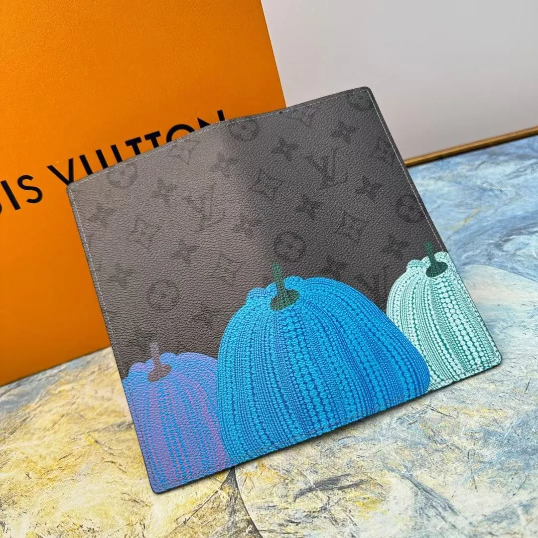 P140 M62665 This practical LV x YK Slender wallet gives the new Louis Vuitton x Yayoi Kusama joint series a dazzling new look. The style is sewn with Monogram Eclipse Reverse canvas and printed with pumpkin patterns that are common in the works of Japanese art pioneer Yayoi Kusama, using bright colors to symbolize the warmth and optimism these works symbolize. The classic wallet is reinterpreted as a work of art, making it the perfect gift for art lovers. Monogram Eclipse Reverse coated canvas with colorful pumpkin pattern cowhide trim and LV x YK logo on the interior 16 business card slots ID card or business card slot Large zippered compartment for coins 4 inner compartments for banknotes and receipts Organ style banknote compartment 10 x 19 x 2 cm (length x height x width)