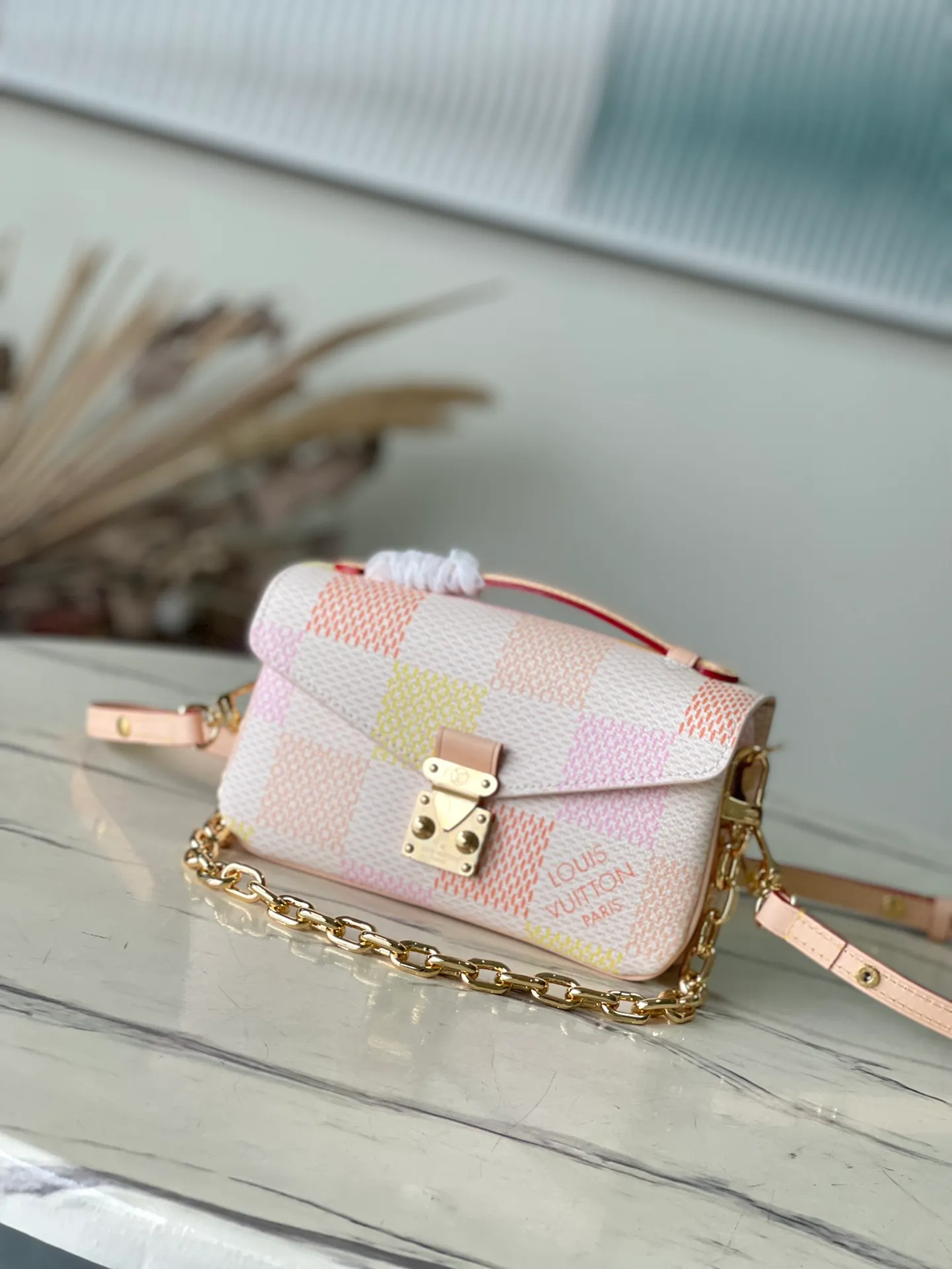💰1060 (Steel Hardware) Top Original Order N40749 This Pochette Metis East West handbag is from the Damierlicious series and is dip-dyed in pastel tones on Damier Giant canvas. The trendy silhouette features a neat interior and S-ock closure, while the short chain and adjustable leather shoulder strap are detachable. Dimensions: 21.5 × 13.5 × 6 cm