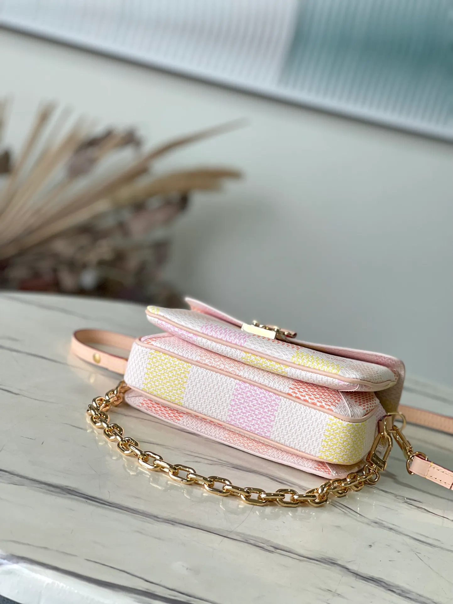 💰1060 (Steel Hardware) Top Original Order N40749 This Pochette Metis East West handbag is from the Damierlicious series and is dip-dyed in pastel tones on Damier Giant canvas. The trendy silhouette features a neat interior and S-ock closure, while the short chain and adjustable leather shoulder strap are detachable. Dimensions: 21.5 × 13.5 × 6 cm