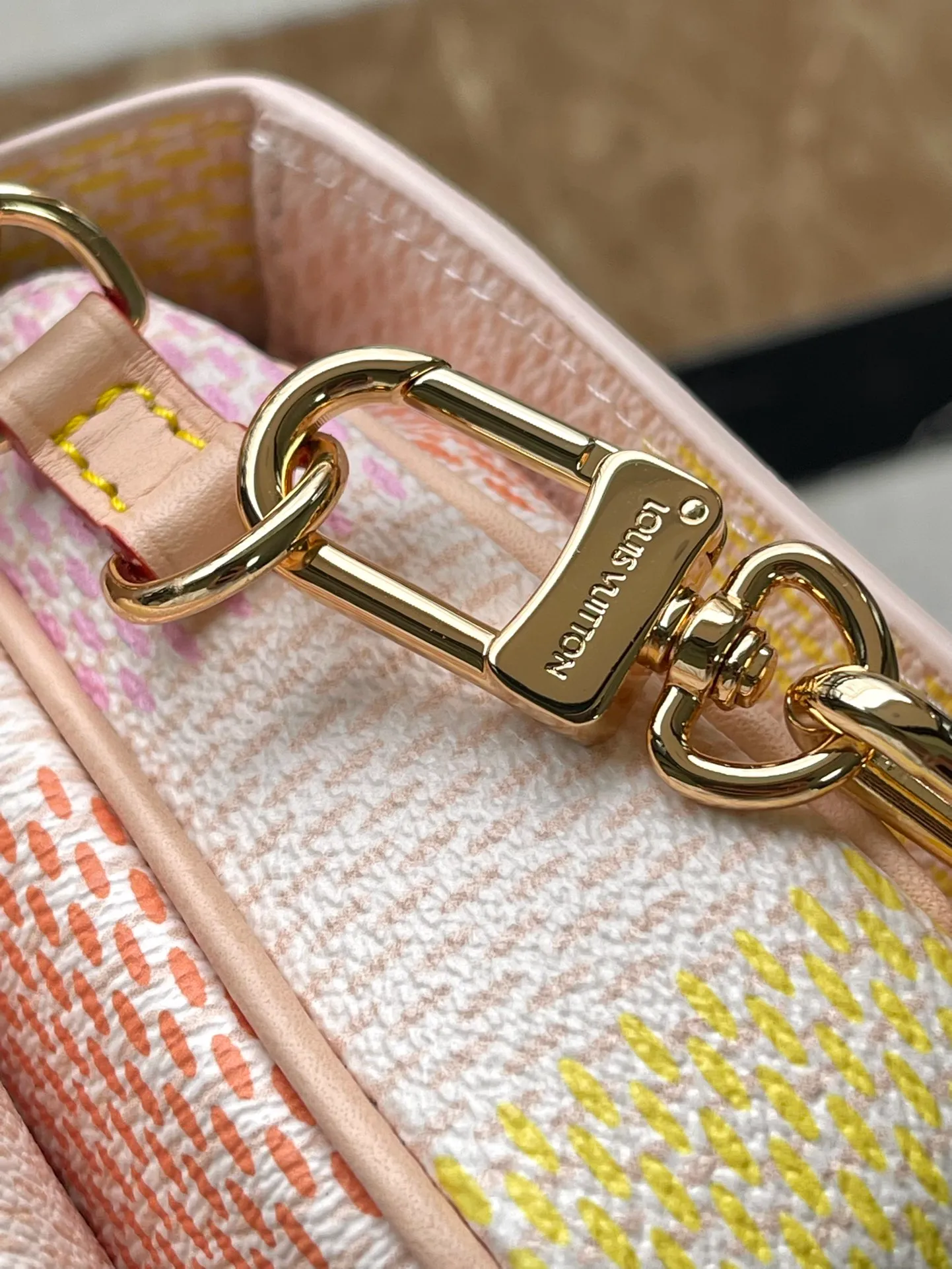 💰1060 (Steel Hardware) Top Original Order N40749 This Pochette Metis East West handbag is from the Damierlicious series and is dip-dyed in pastel tones on Damier Giant canvas. The trendy silhouette features a neat interior and S-ock closure, while the short chain and adjustable leather shoulder strap are detachable. Dimensions: 21.5 × 13.5 × 6 cm